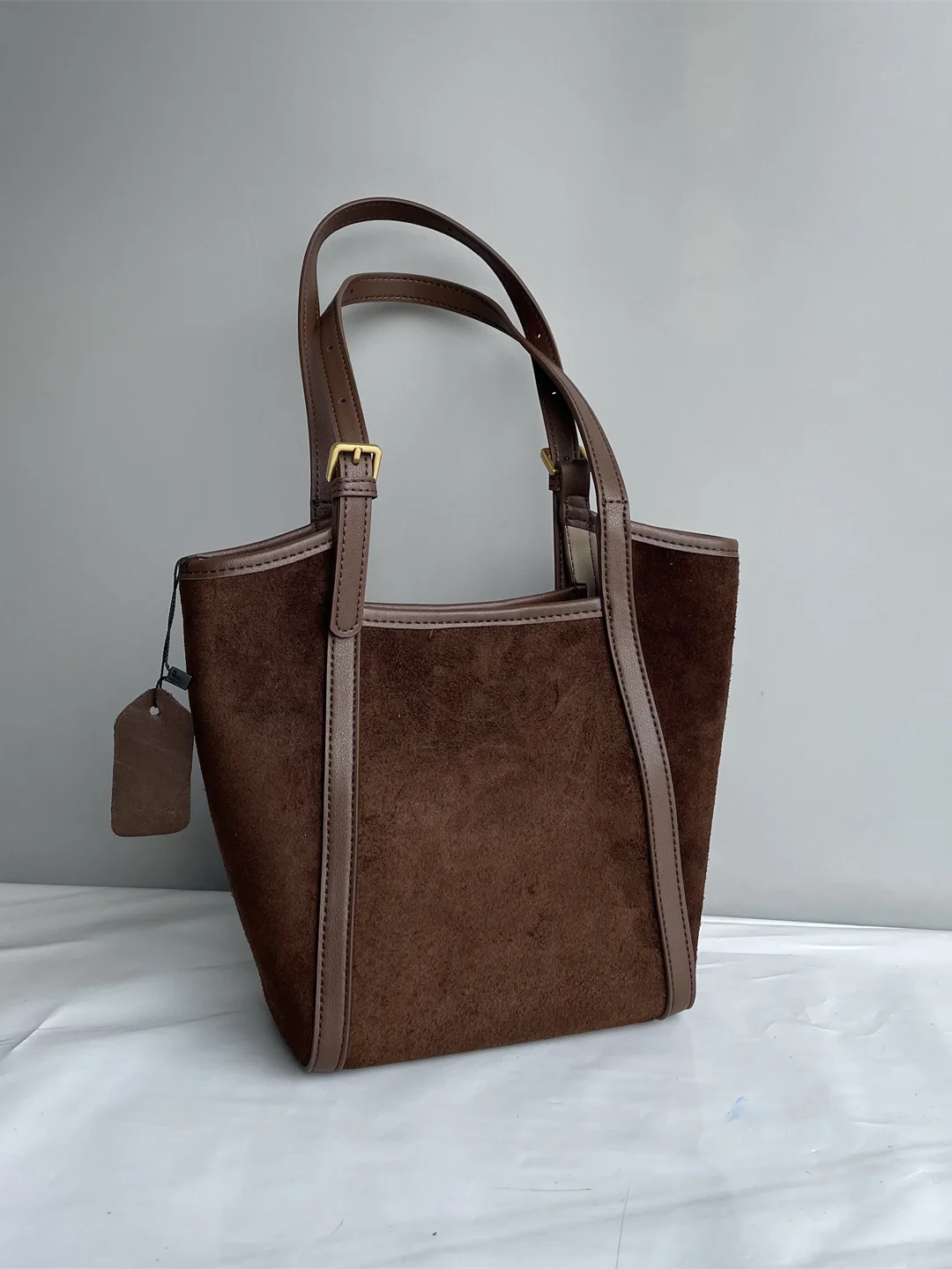 Матовая кожаная сумка-тоут, женская сумка, винтажная американская сумка с одним плечевым ремнем, женская сумка с магнитной застежкой
Матовая кожаная сумка-тоут, женская сумка, винтажная американская сумка с одним плечевым ремнем, женская сумка с магнитной застежкой