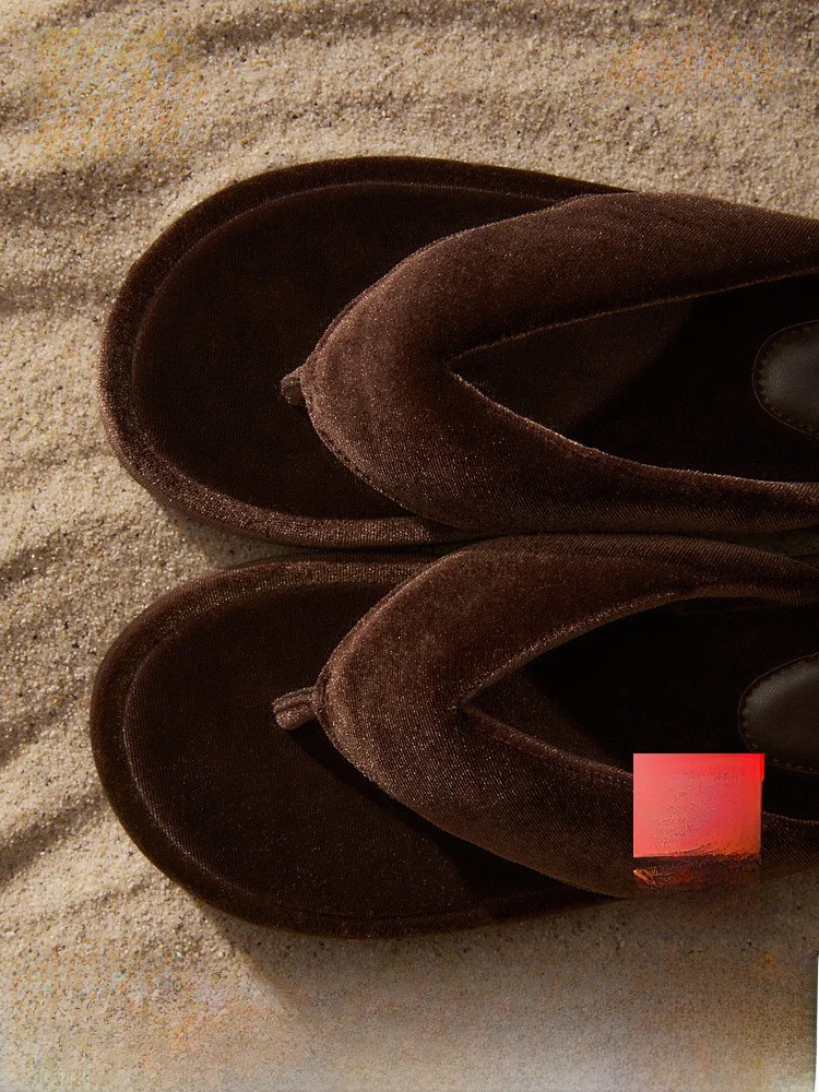 New 2026 Women's Velvet Thong Slippers Comfortable Low Heel Wear-Resistant EVA Outsole Fashionable Summer Slip-On Shoes
New 2026 Women's Velvet Thong Slippers Comfortable Low Heel Wear-Resistant EVA Outsole Fashionable Summer Slip-On Shoes