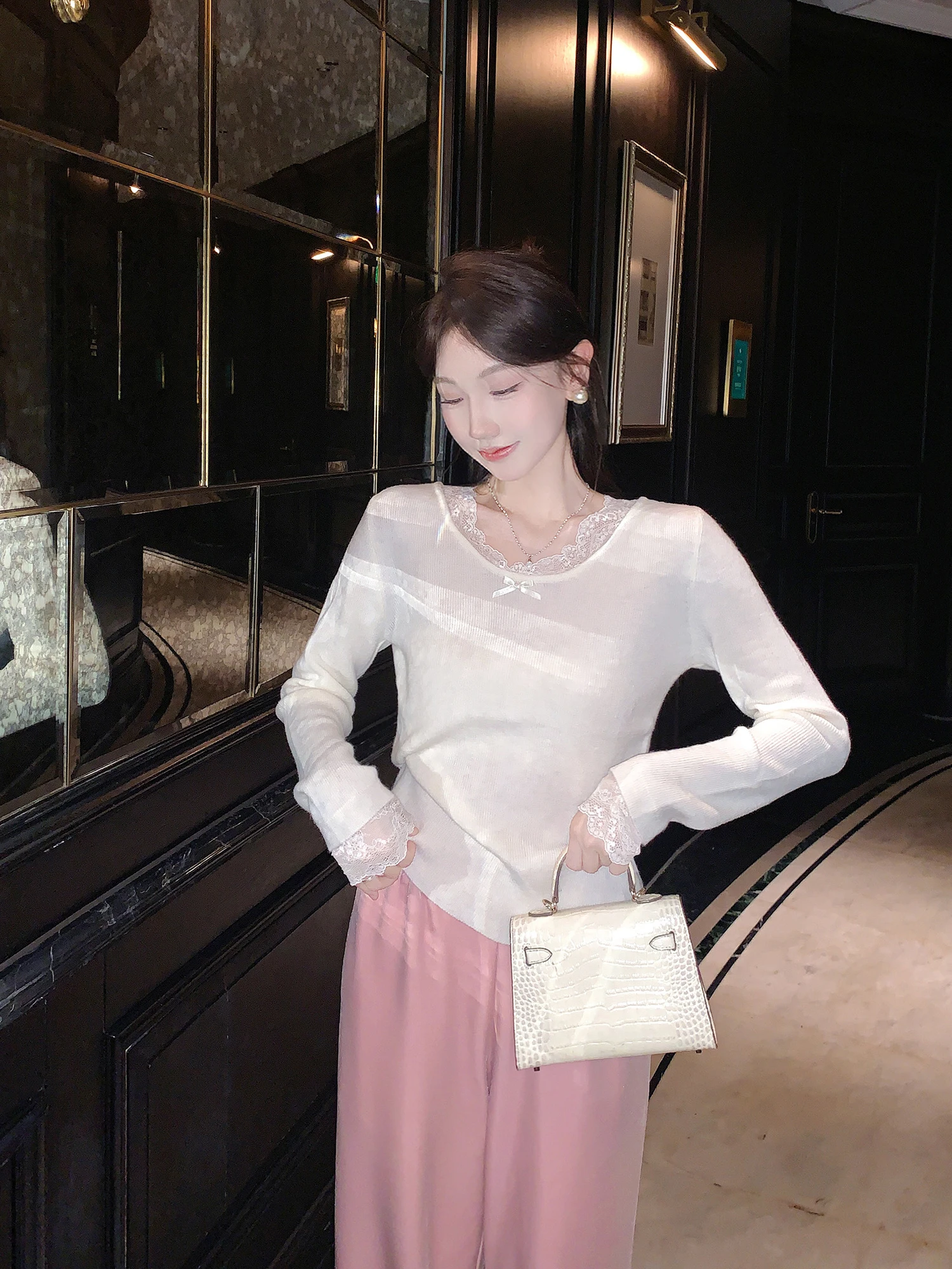 New Chinese Style Knitted Base Shirt Women's Lace Design Sensation Sweater Warm Long Sleeve round Neck Floral Patterned Fitted
New Chinese Style Knitted Base Shirt Women's Lace Design Sensation Sweater Warm Long Sleeve round Neck Floral Patterned Fitted