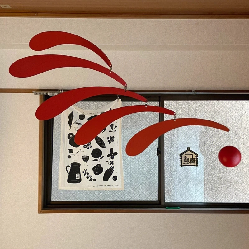 Aerial dynamic art installation, antique ornaments, red and black feather wind chimes, Danish balance pendant
Aerial dynamic art installation, antique ornaments, red and black feather wind chimes, Danish balance pendant