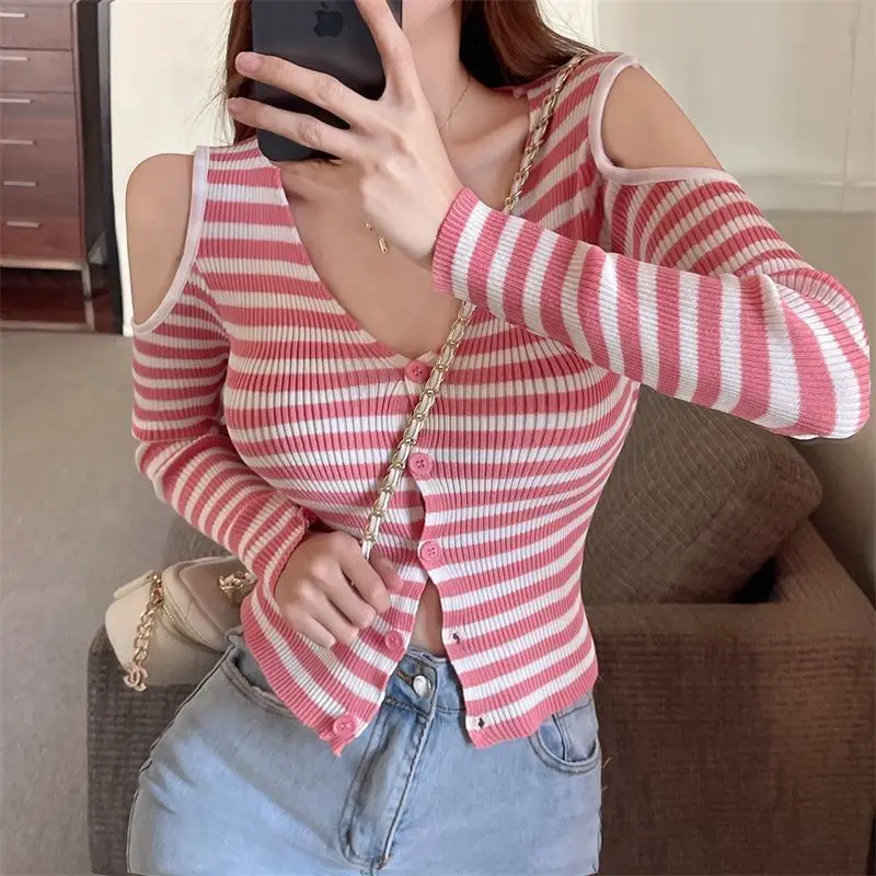 2025 Autumn New Office Lady Simplicity Striped V-neck Long Sleeve Sweater Female Fashion Buttons Knitting Off Shoulder Top Tee
2025 Autumn New Office Lady Simplicity Striped V-neck Long Sleeve Sweater Female Fashion Buttons Knitting Off Shoulder Top Tee