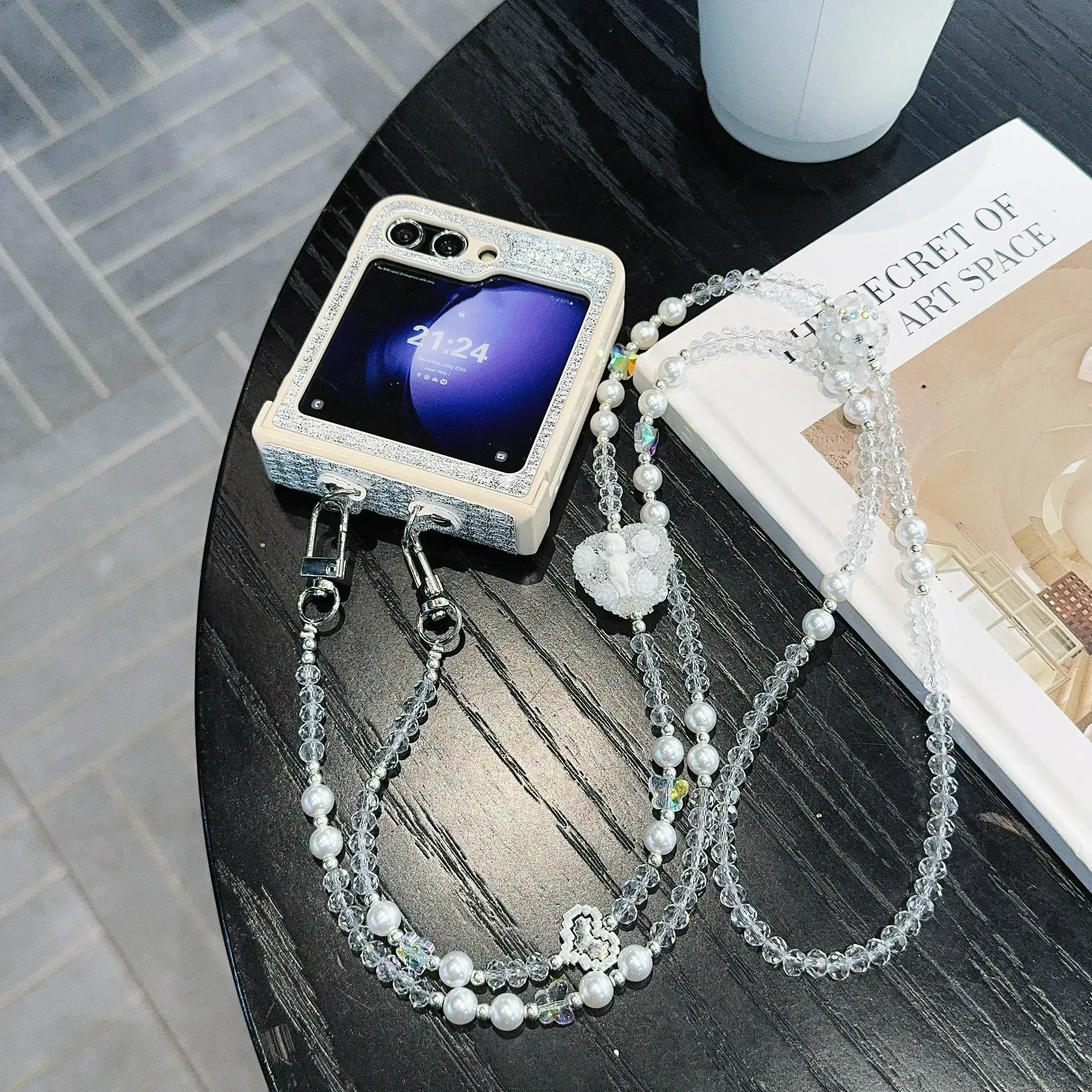 Чехол для телефона из искусственной кожи с блестящим жемчугом и ремешком через плечо для Samsung Galaxy Z Flip 6 5 4 3, противоударный чехол с защитой от шарниров
Чехол для телефона из искусственной кожи с блестящим жемчугом и ремешком через плечо для Samsung Galaxy Z Flip 6 5 4 3, противоударный чехол с защитой от шарниров