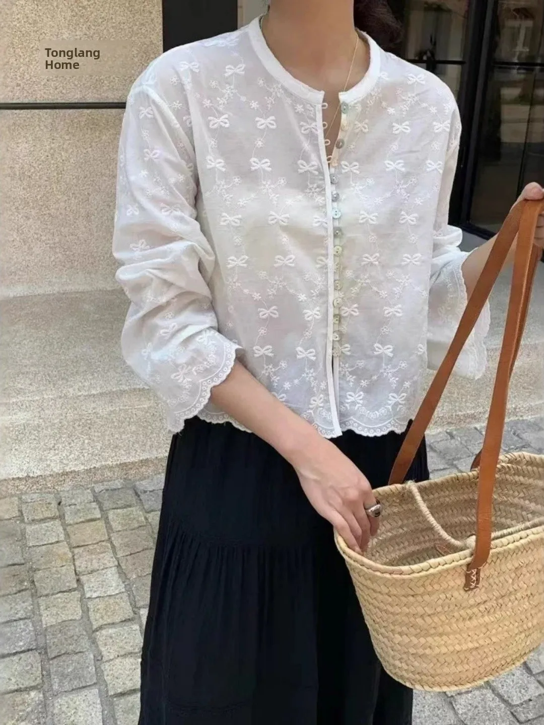 French Sle Knot Vine Branch Embroidery Loose round Ne Wave Long Sve Lace irt Women Spring Summer
French Sle Knot Vine Branch Embroidery Loose round Ne Wave Long Sve Lace irt Women Spring Summer