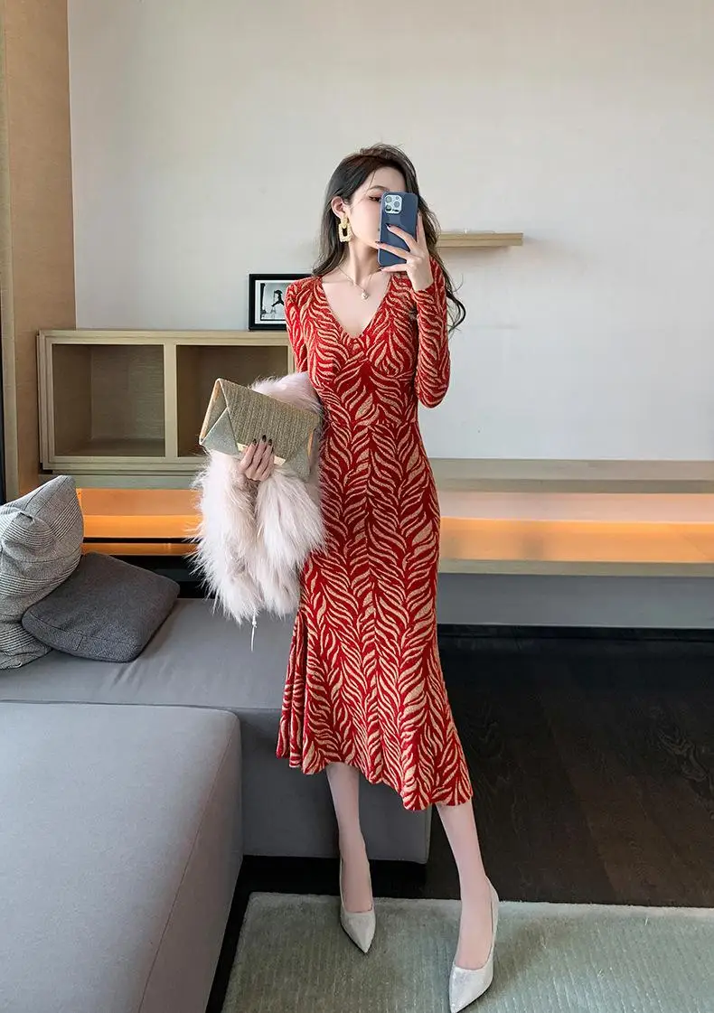Spring new style female celebrity elegant V-neck slim waist hip fishtail bright silk jacquard dress
Spring new style female celebrity elegant V-neck slim waist hip fishtail bright silk jacquard dress