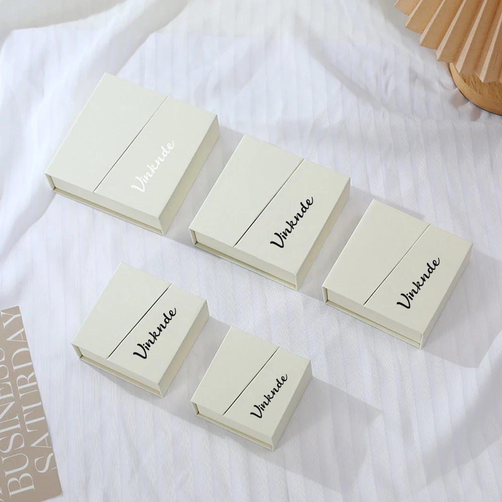 50pcs Luxury Beige Jewelry Paper Magnet Box Personalized Logo For Pendant Pearl Necklace Studs Wedding Favors Candy Storage Case
50pcs Luxury Beige Jewelry Paper Magnet Box Personalized Logo For Pendant Pearl Necklace Studs Wedding Favors Candy Storage Case