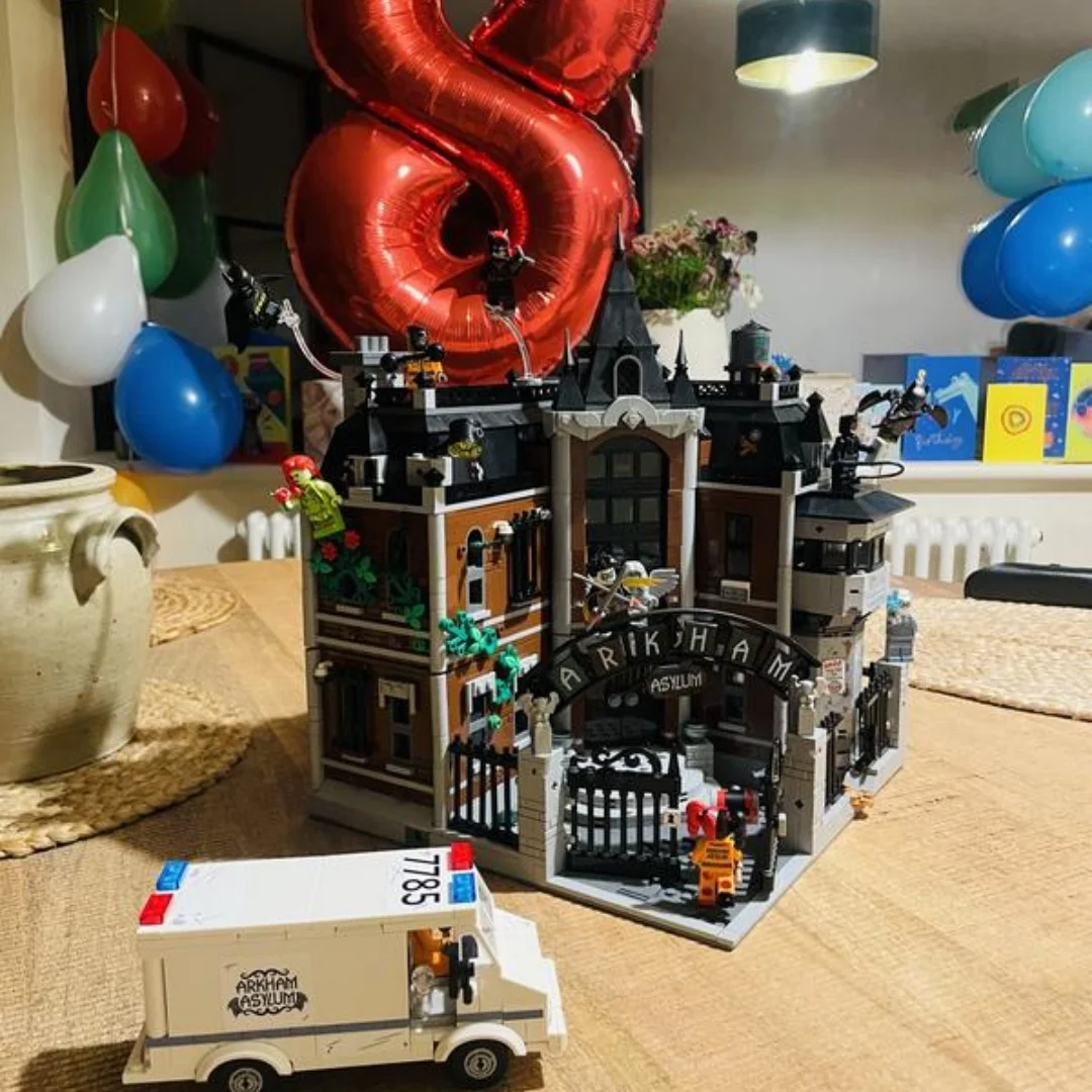 Building Block Bricks Toys for Children Christmas Gifts 2953pcs Arkham Asylum Disney Assemble Model Compatible 76300 Super Hero
Building Block Bricks Toys for Children Christmas Gifts 2953pcs Arkham Asylum Disney Assemble Model Compatible 76300 Super Hero