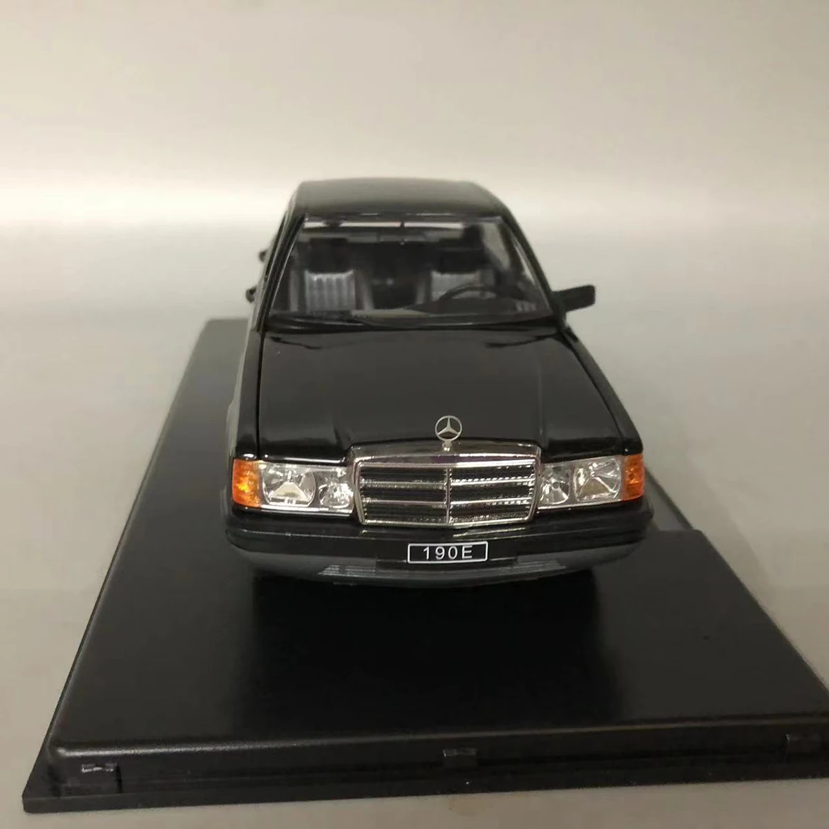 Литой под давлением масштаб 1:24 Mercedes-Benz 190E W201 S-класса, модель автомобиля из сплава, Коллекционная игрушка, подарок, сувенир, демонстрационные украшения 
Литой под давлением масштаб 1:24 Mercedes-Benz 190E W201 S-класса, модель автомобиля из сплава, Коллекционная игрушка, подарок, сувенир, демонстрационные украшения
