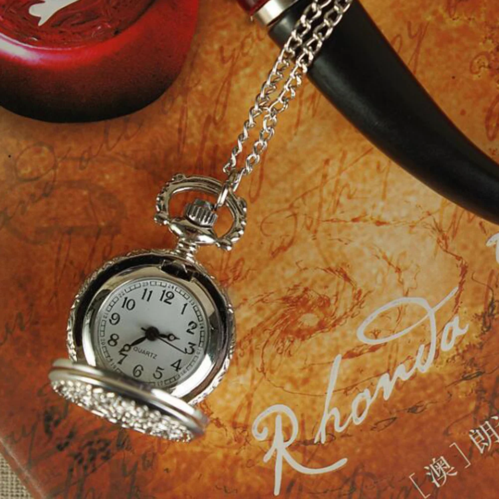 1Pcs Silver Retro Hollow Pocket Watch Quartz Chain Decoration Vintage Style Time Display Pocket Watch Gift for Friends Family
1Pcs Silver Retro Hollow Pocket Watch Quartz Chain Decoration Vintage Style Time Display Pocket Watch Gift for Friends Family
