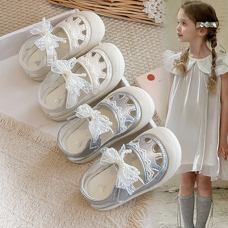 Children's Casual Sandals Girls' Summer Sandals with Pearl Bow Decoration Non-slip Breathable Flat Shoes White and Silver
Children's Casual Sandals Girls' Summer Sandals with Pearl Bow Decoration Non-slip Breathable Flat Shoes White and Silver