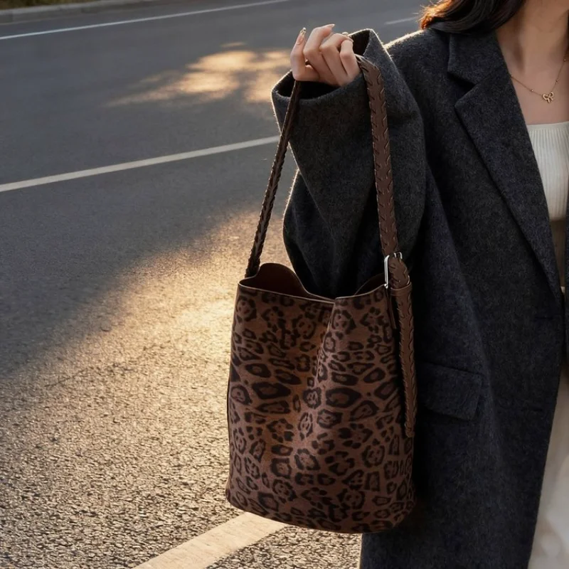Women's Leopard Print Bucket Shoulder Bag with Braided Strap, for Daily Office, Streetwear, Weekend Travel, Shopping & Errands
Women's Leopard Print Bucket Shoulder Bag with Braided Strap, for Daily Office, Streetwear, Weekend Travel, Shopping & Errands