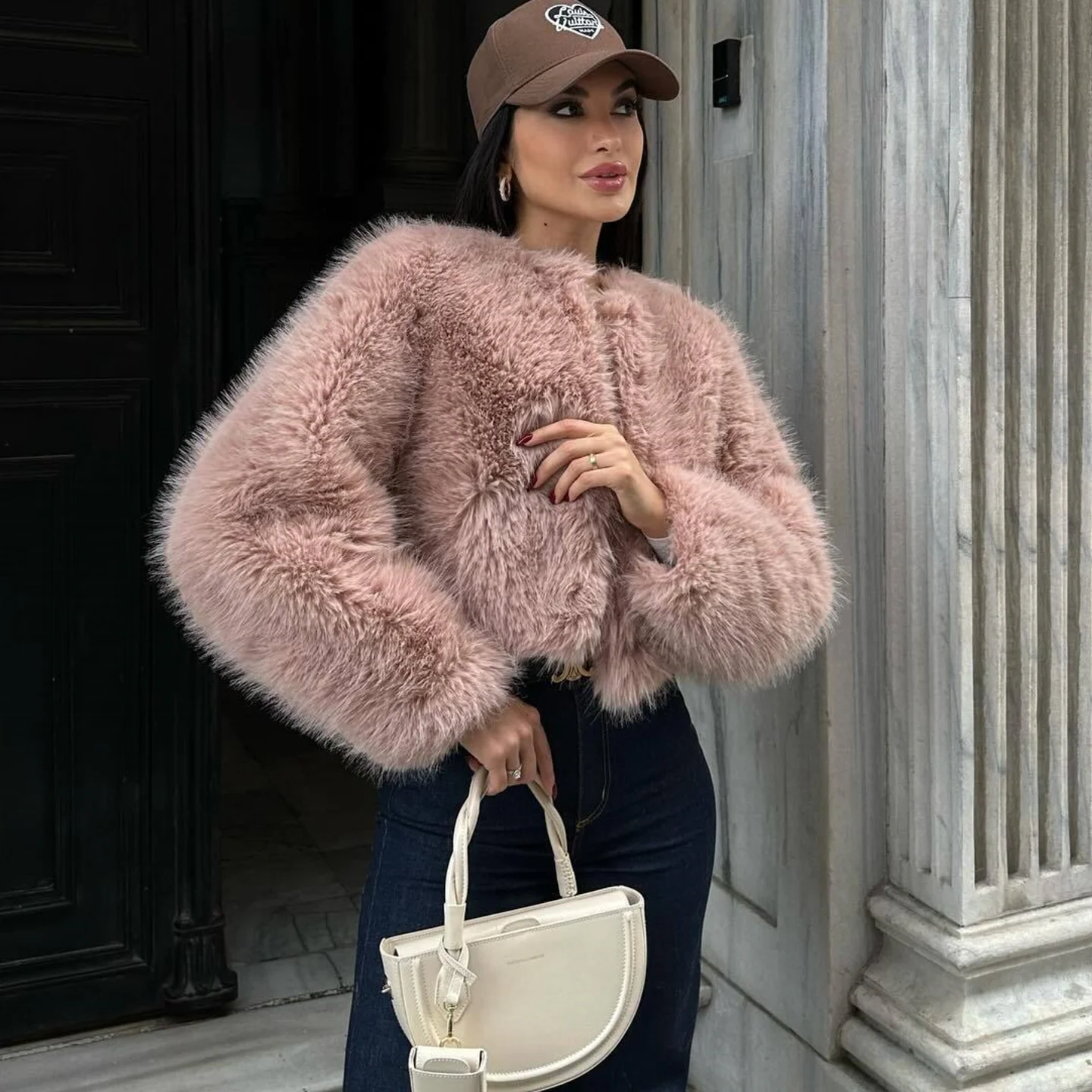 ZARF2024 winter new women's clothing niche simple fashion loose versatile artificial fur short long-sleeved jacket
ZARF2024 winter new women's clothing niche simple fashion loose versatile artificial fur short long-sleeved jacket