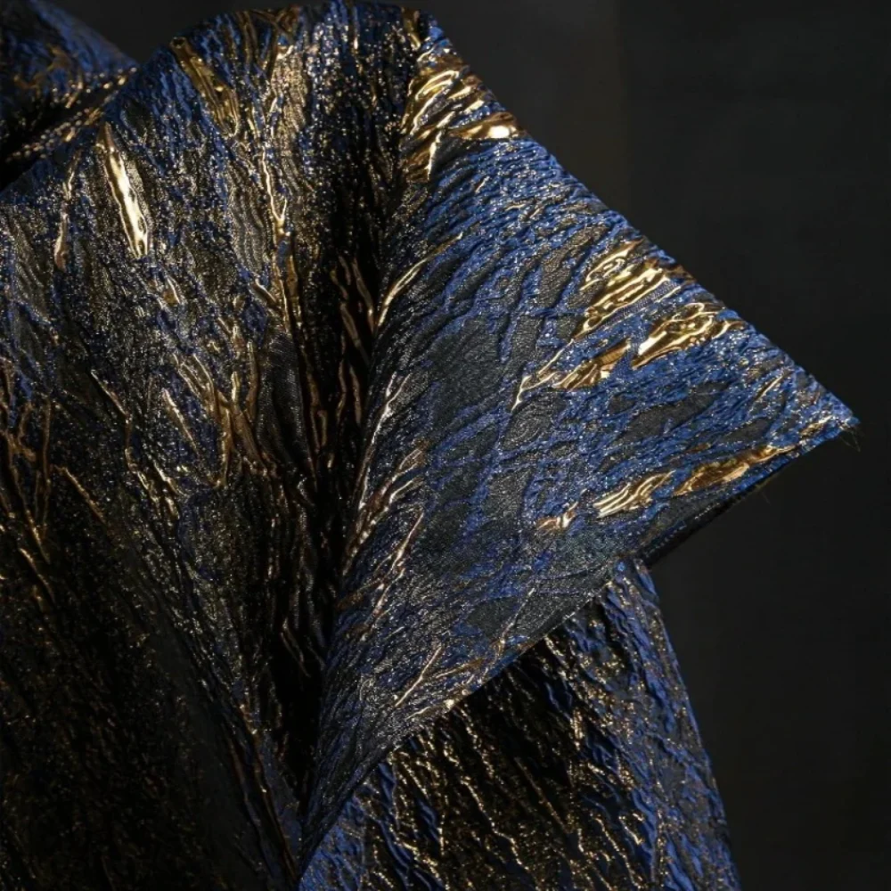 Синяя ткань с золотистыми прожилками, жаккардовая, градиентная, плиссированная, для дизайнеров одежды, модной одежды, шитья своими руками, ткань в рулонах.
Синяя ткань с золотистыми прожилками, жаккардовая, градиентная, плиссированная, для дизайнеров одежды, модной одежды, шитья своими руками, ткань в рулонах.