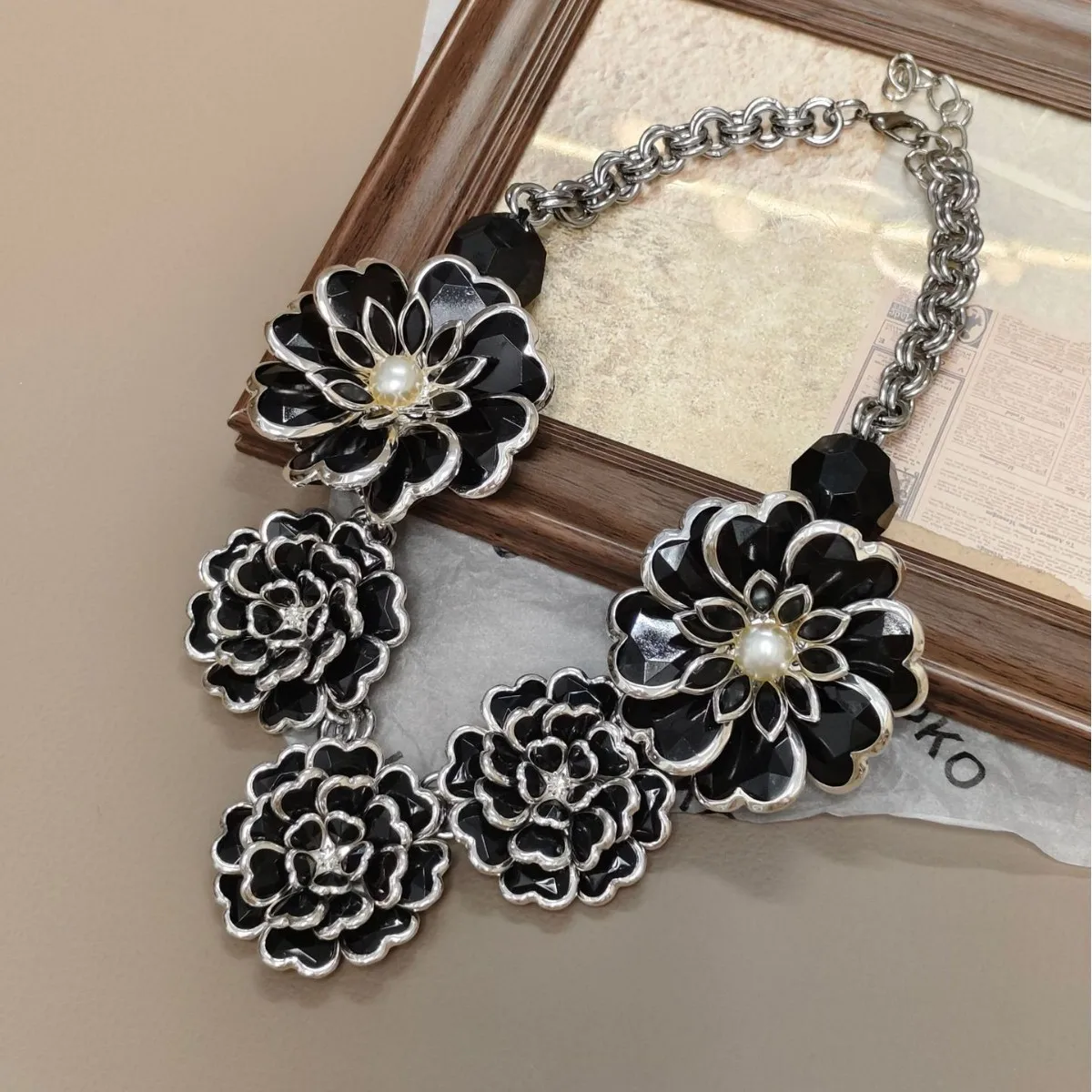 Преувеличенные модные эмалированные черные розы с камелией, ожерелья, роскошные женские ювелирные аксессуары, уникальный идеальный подарок
Преувеличенные модные эмалированные черные розы с камелией, ожерелья, роскошные женские ювелирные аксессуары, уникальный идеальный подарок