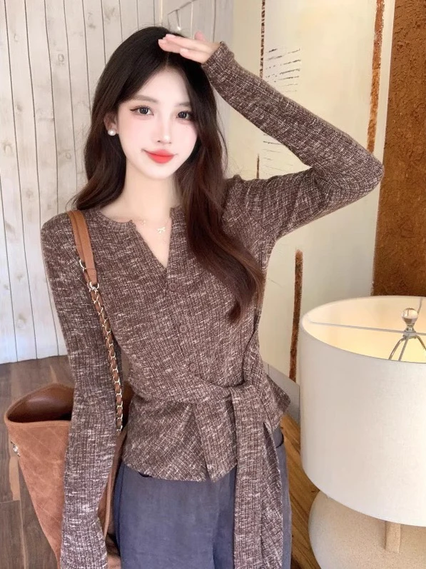 Early Autumn 2025 Coffee Color V-ne Long Sve T-irt plus Size Women's Faionable Belted Belly Covering Top
Early Autumn 2025 Coffee Color V-ne Long Sve T-irt plus Size Women's Faionable Belted Belly Covering Top