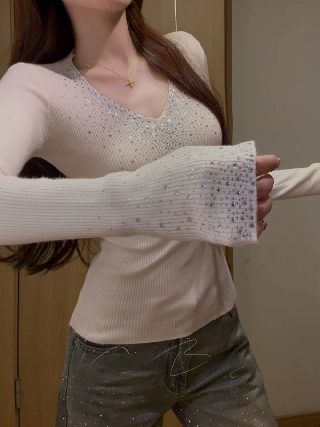 Slim Fit V-Ne Long Sve Knitted Sweater Women's ort Sle Diamond Embedded Korean Sle Faionable Inner Wear Base Top
Slim Fit V-Ne Long Sve Knitted Sweater Women's ort Sle Diamond Embedded Korean Sle Faionable Inner Wear Base Top