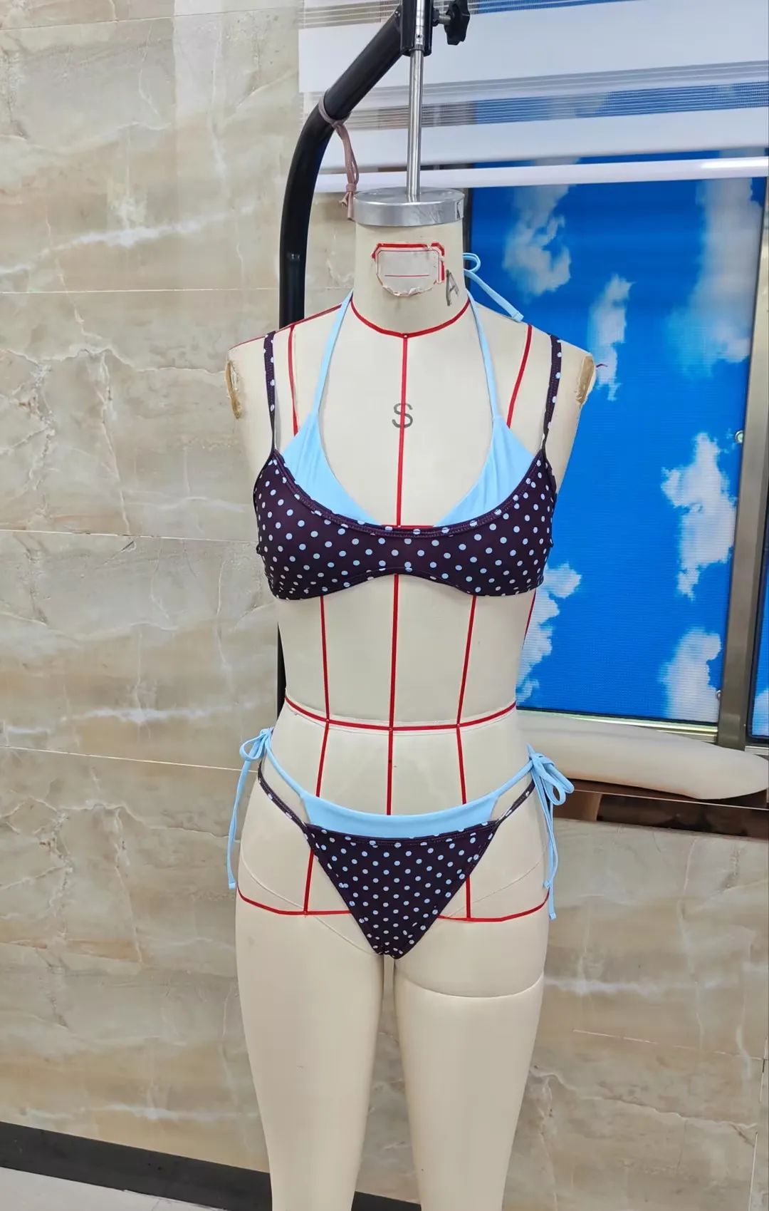 Women's Double Layered Bikini Set Dot Print Halter Bra with Side Tie-up Low Waist Shorts 2 Pcs Swimsuit
Women's Double Layered Bikini Set Dot Print Halter Bra with Side Tie-up Low Waist Shorts 2 Pcs Swimsuit