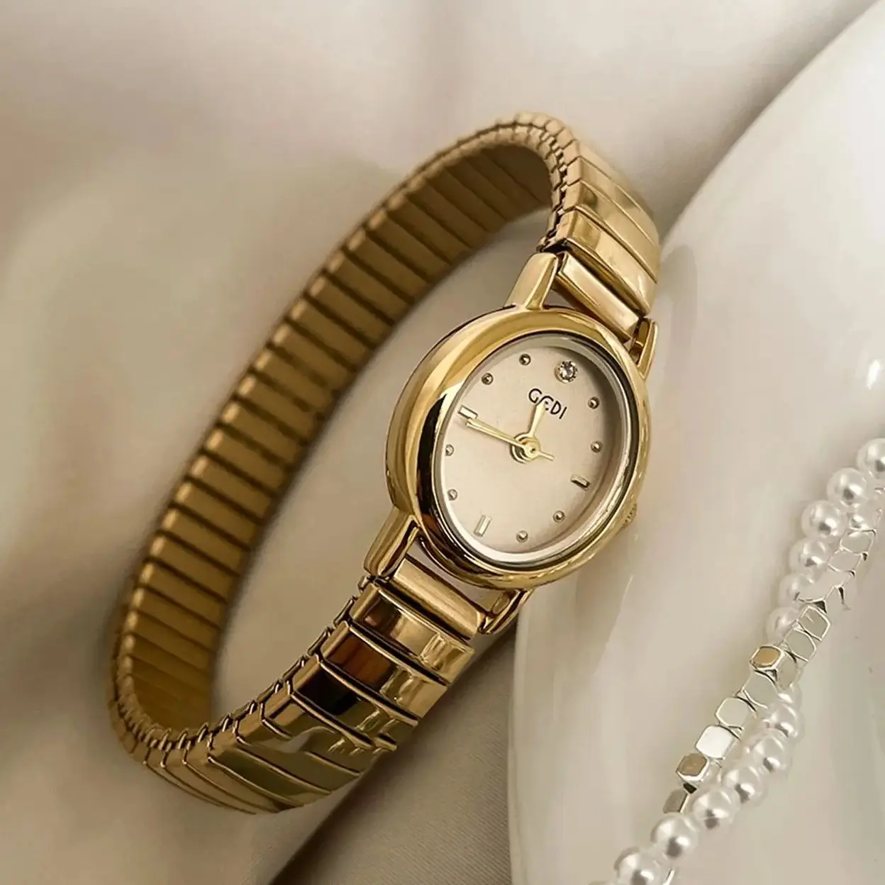 Retro Luxury Women's Watches with Oval Small Dial Waterproof Women's Watch with Stretch Band Quartz Movement Gift Timepiece
Retro Luxury Women's Watches with Oval Small Dial Waterproof Women's Watch with Stretch Band Quartz Movement Gift Timepiece