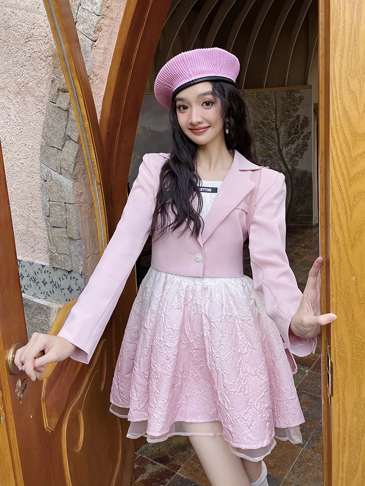 Модный комплект из двух предметов от Isni: женский костюм-двойка с жакетом и брюками для осеннего сезона
Модный комплект из двух предметов от Isni: женский костюм-двойка с жакетом и брюками для осеннего сезона