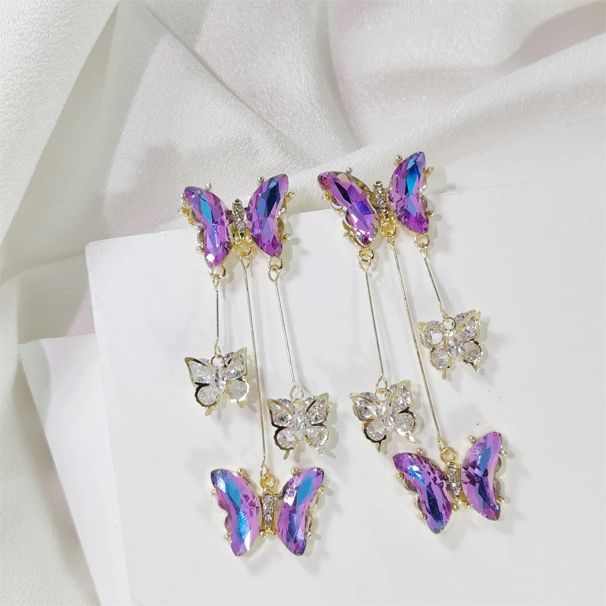 Zircon Butterfly Tassel Earrings for Women New Fashion Luxury Temperament Purple Drop Earrings Sparkle Party Jewely
Zircon Butterfly Tassel Earrings for Women New Fashion Luxury Temperament Purple Drop Earrings Sparkle Party Jewely