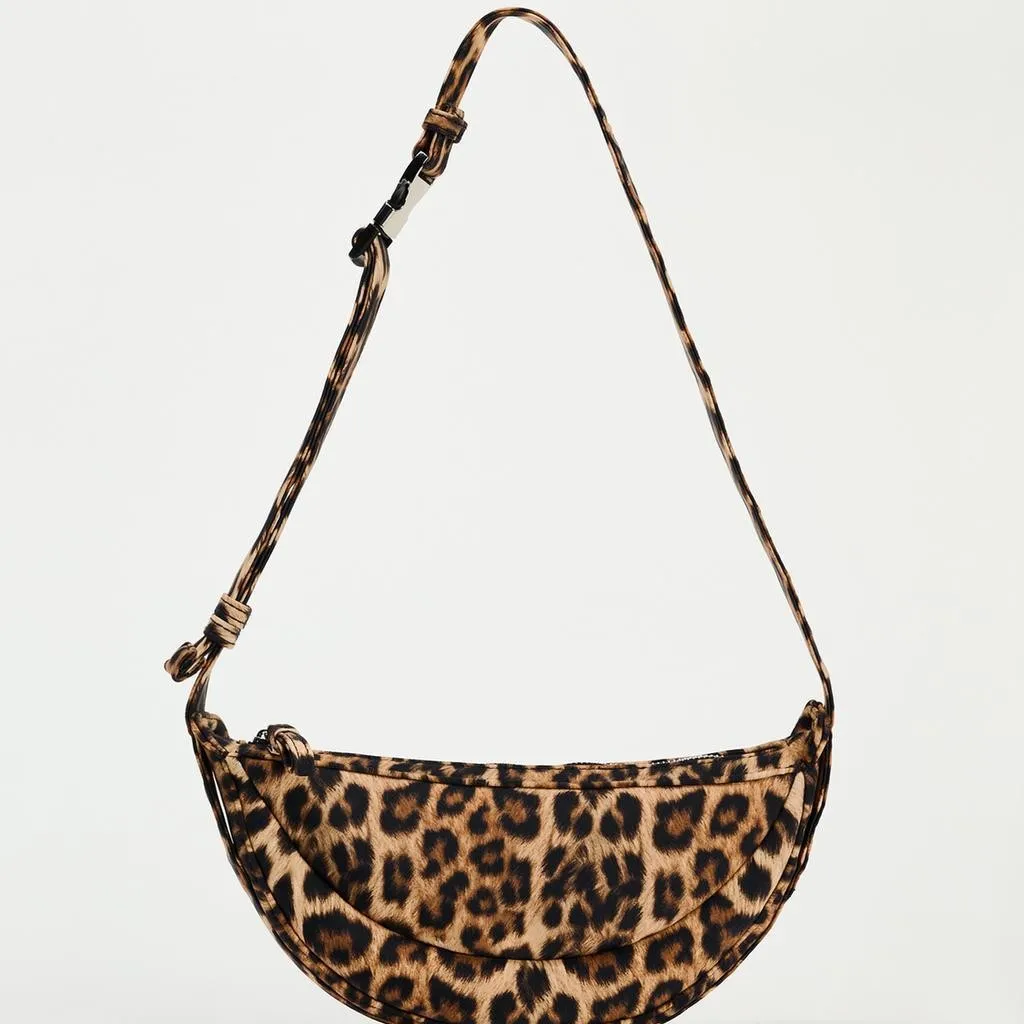 2025 Leopard Print Shoulder Bag, Animal Pattern Crossbody Purse for Women, Fashion Top Handle Tote, Casual Day-to-Night Bag
2025 Leopard Print Shoulder Bag, Animal Pattern Crossbody Purse for Women, Fashion Top Handle Tote, Casual Day-to-Night Bag