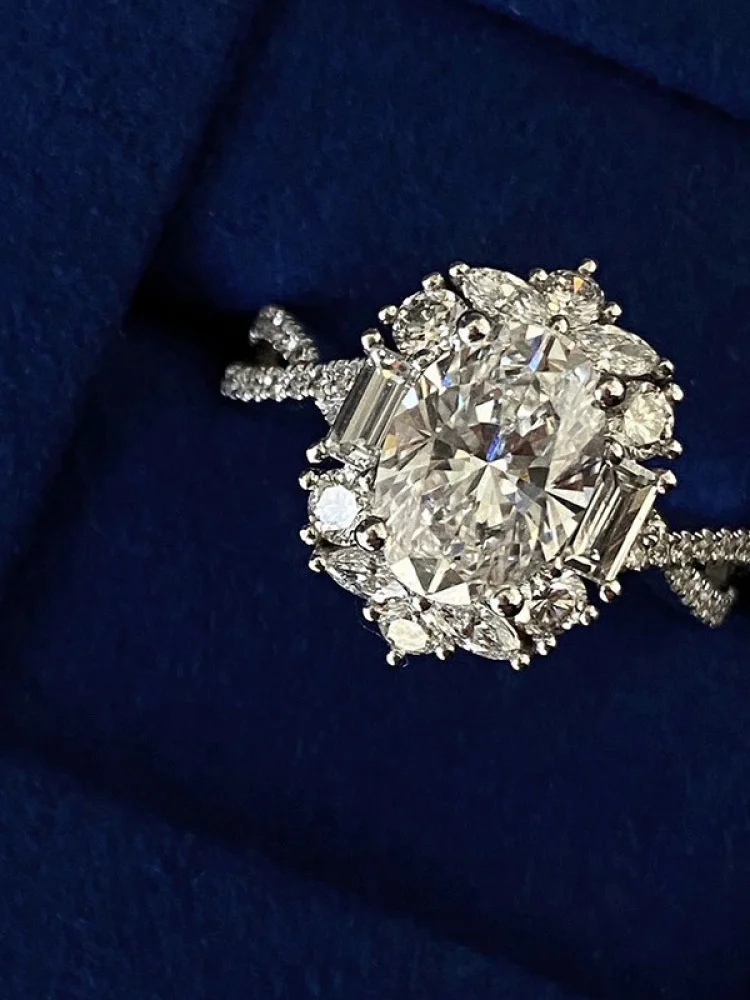 Посеребренное кольцо класса люкс с овальным бриллиантом в виде яйца, инкрустированное цирконами в кластерном дизайне из белого золота, модный аксессуар
Посеребренное кольцо класса люкс с овальным бриллиантом в виде яйца, инкрустированное цирконами в кластерном дизайне из белого золота, модный аксессуар