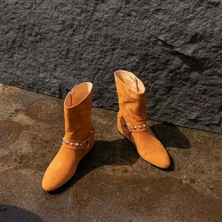 Autumn and Winter Plus Size Rivet Pointed Midsole Boots Women's Suede Sleeve Pointed Thick Heel Martin Boots Western Boots
Autumn and Winter Plus Size Rivet Pointed Midsole Boots Women's Suede Sleeve Pointed Thick Heel Martin Boots Western Boots