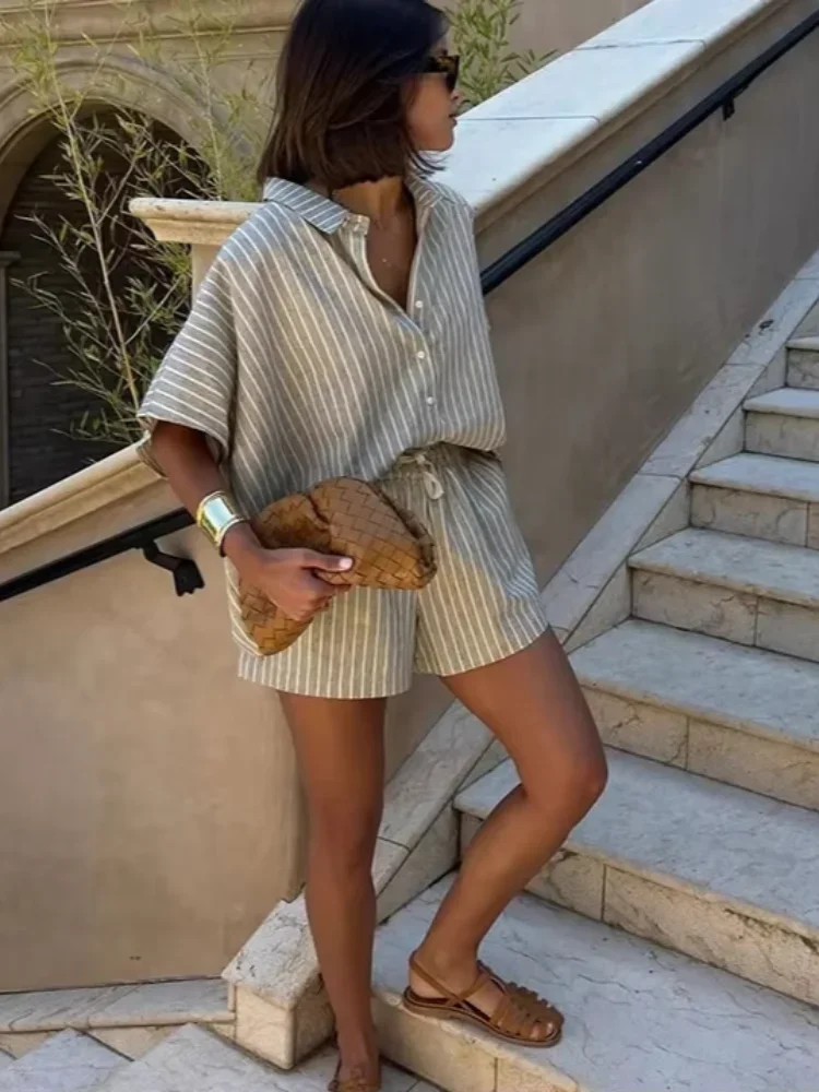 Casual Stripe Print Shorts Suits For Women Cozy Loose Short Sleeved Lapel Single Breasted Blouse 2-piece Set New Lady Streetwear
Casual Stripe Print Shorts Suits For Women Cozy Loose Short Sleeved Lapel Single Breasted Blouse 2-piece Set New Lady Streetwear