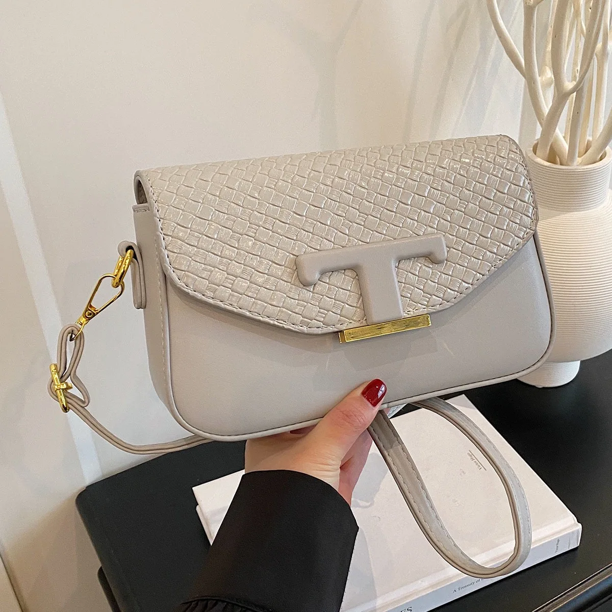 Designer Wide Strap Bag 2025 - Korean Inspired Square Crossbody, Women's Slim Shoulder Purse, Office & Casual Summer Essential
Designer Wide Strap Bag 2025 - Korean Inspired Square Crossbody, Women's Slim Shoulder Purse, Office & Casual Summer Essential
