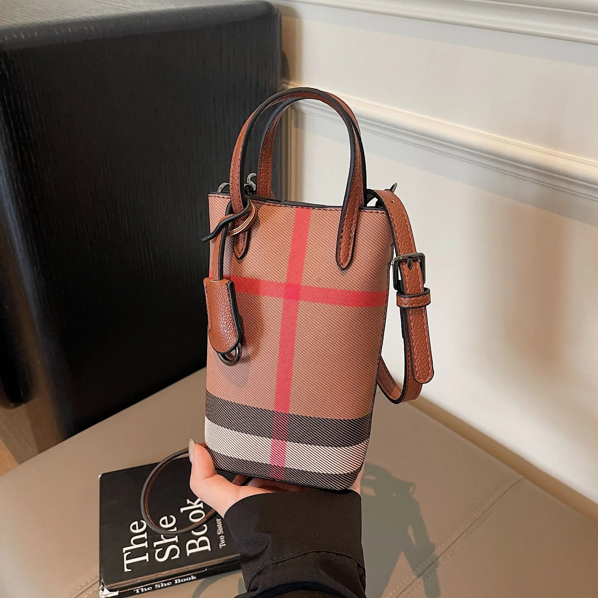 Модная клетчатая сумка через плечо, новинка 2023 года для женщин, шикарная портативная сумка через плечо, повседневная многофункциональная сумка для ежедневного использования
Модная клетчатая сумка через плечо, новинка 2023 года для женщин, шикарная портативная сумка через плечо, повседневная многофункциональная сумка для ежедневного использования