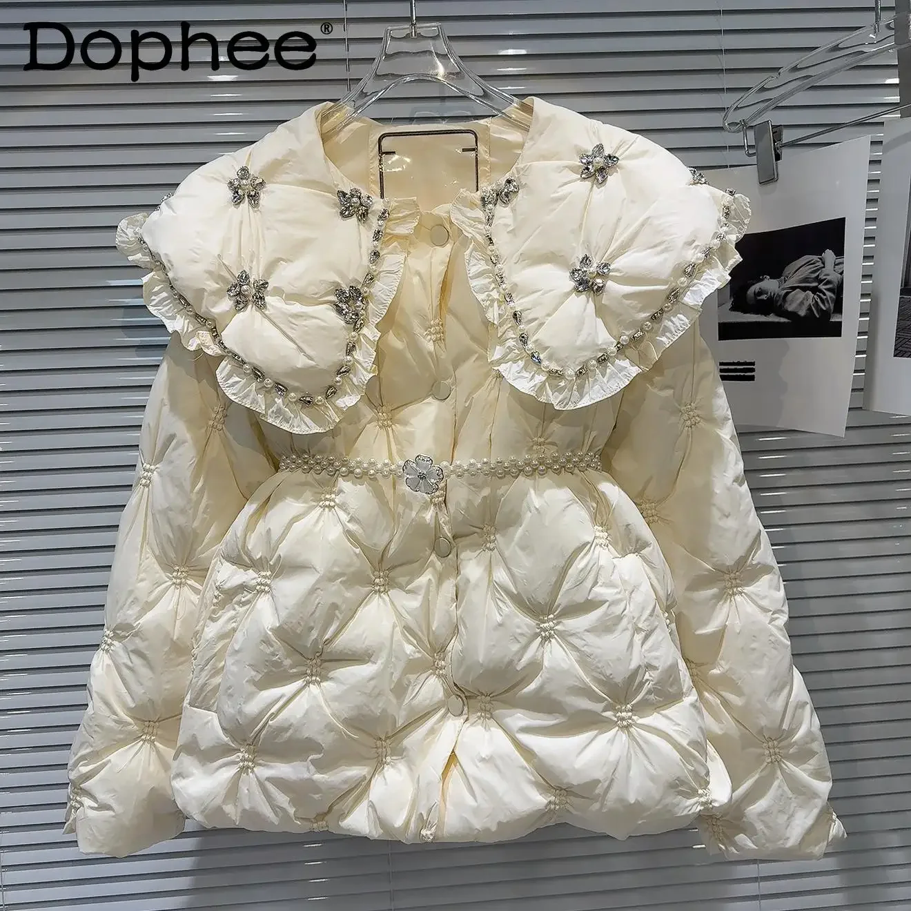 2024 Winter New Rhinestone Bead Doll Collar Pearl Belt White Duck Down Jacket Black and Beige Sweet Puffer Jacket Women
2024 Winter New Rhinestone Bead Doll Collar Pearl Belt White Duck Down Jacket Black and Beige Sweet Puffer Jacket Women