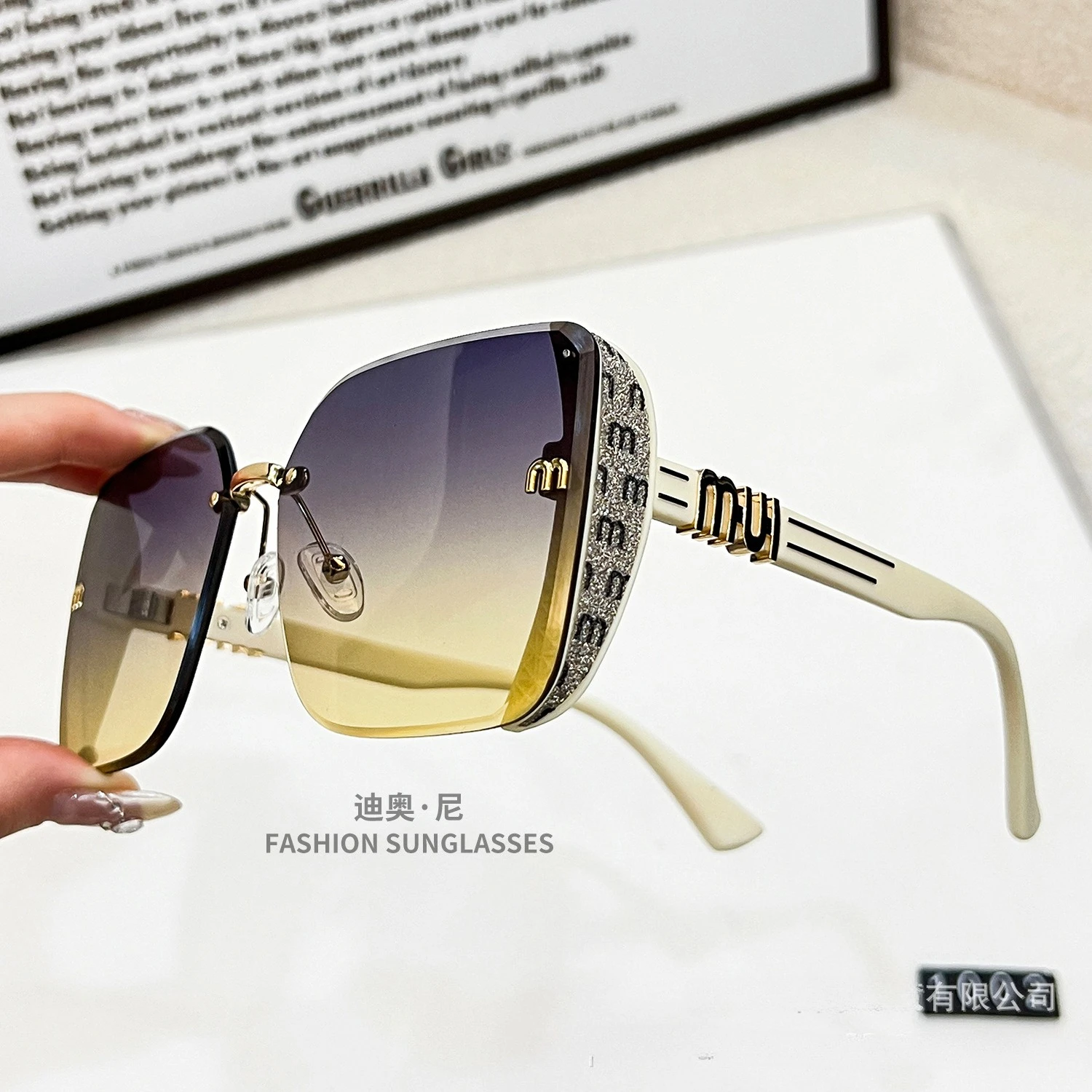 Designer Crystal Cut Edge Hip Hop Sunglasses Luxury Lightweight UV400 Protection High End Fashion Sunglasses Premium Quality
Designer Crystal Cut Edge Hip Hop Sunglasses Luxury Lightweight UV400 Protection High End Fashion Sunglasses Premium Quality