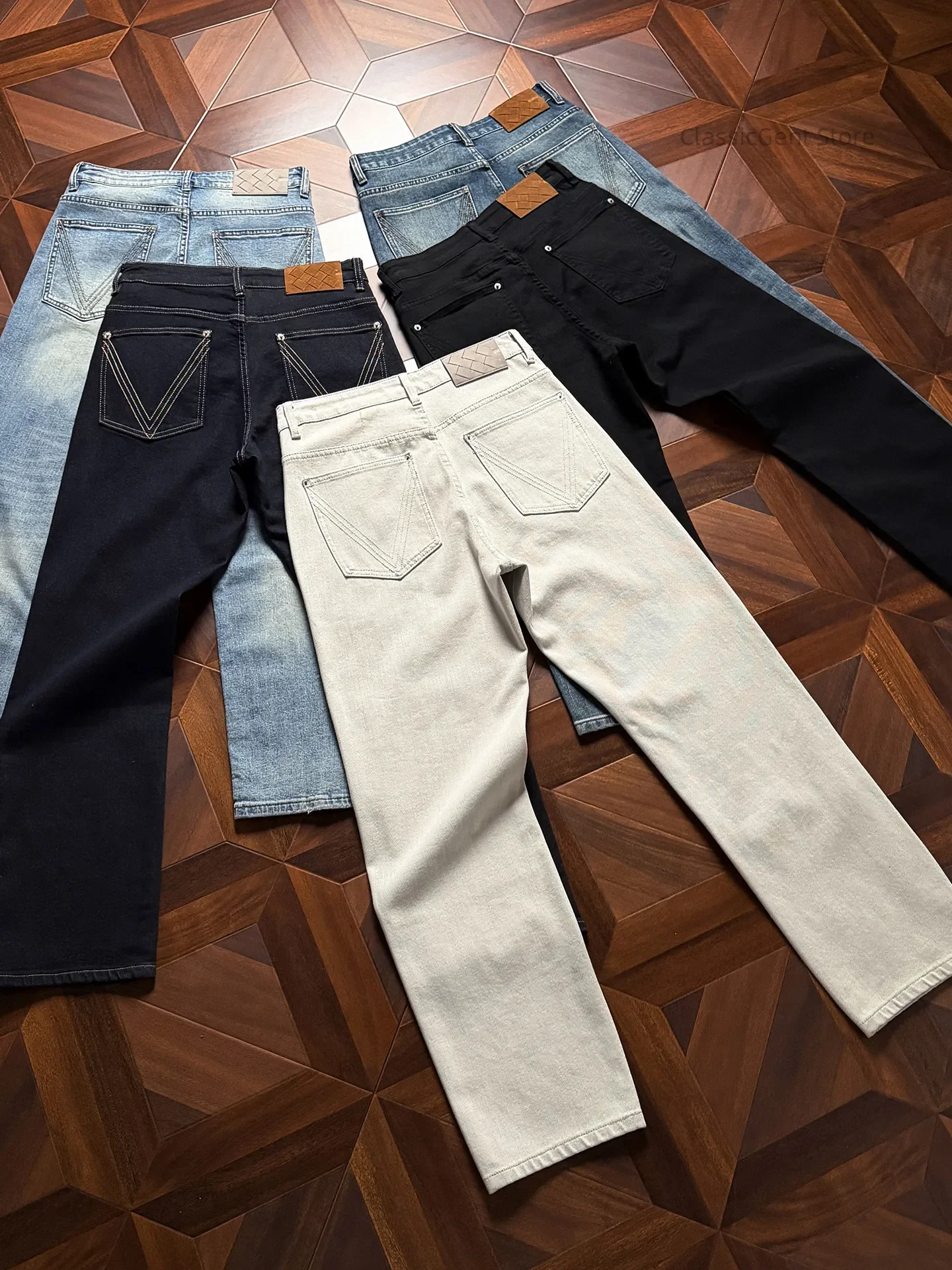 Linear back pocket V-shaped three-dimensional stitching 12 oz jeans, elastic on all sides, loose and casual
Linear back pocket V-shaped three-dimensional stitching 12 oz jeans, elastic on all sides, loose and casual
