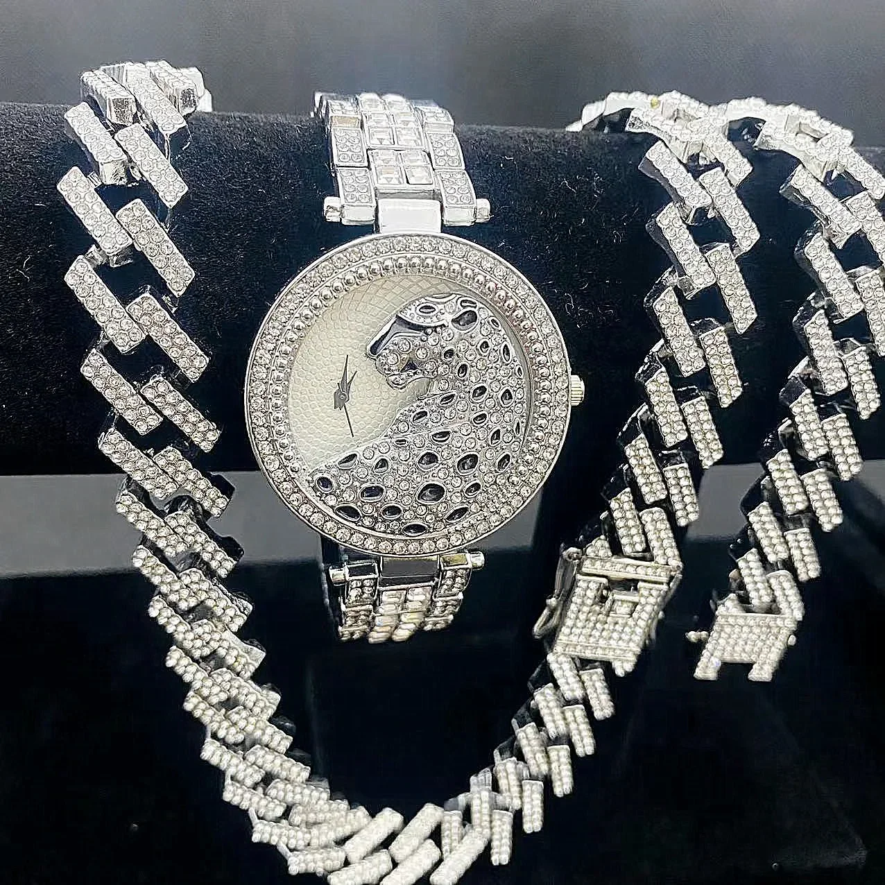 3PCS Gold Jewelry Set Mens Women Iced Out Watches + Necklace + Bracelet Bling Diamond Cuban Link Chain Choker Gold for Men
3PCS Gold Jewelry Set Mens Women Iced Out Watches + Necklace + Bracelet Bling Diamond Cuban Link Chain Choker Gold for Men