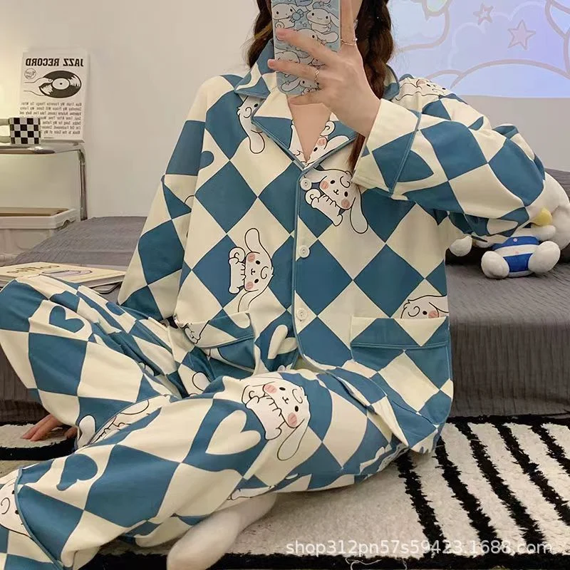 Пижама Sanrio женская с изображением собаки из нефрита и корицы, новый милый Свободный кардиган с длинными рукавами для студентов, домашняя одежда для осени
Пижама Sanrio женская с изображением собаки из нефрита и корицы, новый милый Свободный кардиган с длинными рукавами для студентов, домашняя одежда для осени