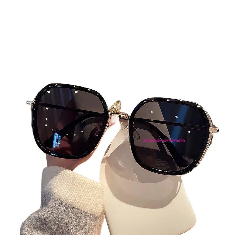 elegant sunglasses women's summer UV protection large frame show face small sunglasses advanced sense street photography travel
elegant sunglasses women's summer UV protection large frame show face small sunglasses advanced sense street photography travel