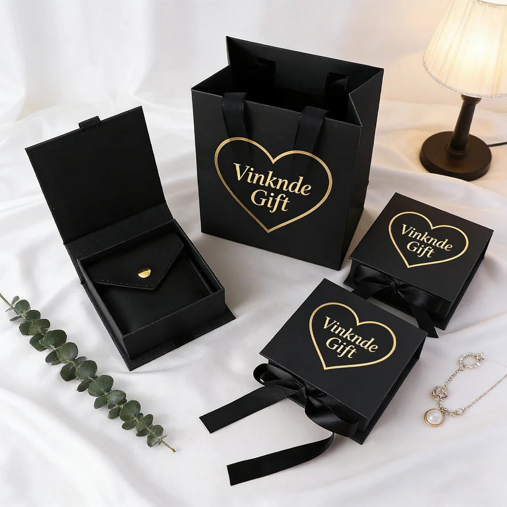 Custom Logo Luxury Jewelry Flap Texture Paper Box with Ribbon For Ring Earring Studs Necklace Keychain Gift Pouch Bag Packaging
Custom Logo Luxury Jewelry Flap Texture Paper Box with Ribbon For Ring Earring Studs Necklace Keychain Gift Pouch Bag Packaging