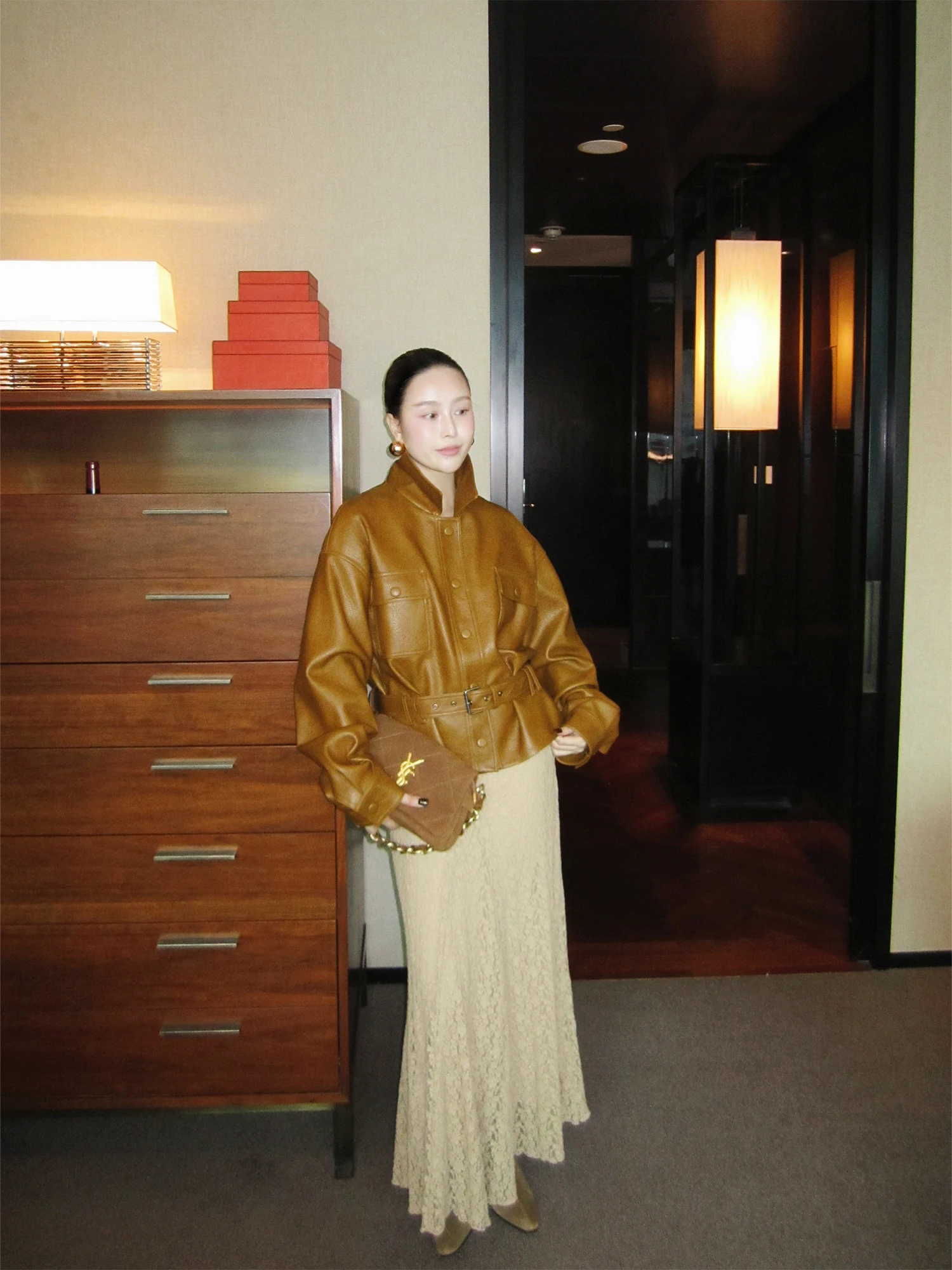 Songjiays Retro Sle PU Leather Jaet Women's Coat Long Sve Regular Length Chinese Brand Faionable Outerwear
Songjiays Retro Sle PU Leather Jaet Women's Coat Long Sve Regular Length Chinese Brand Faionable Outerwear