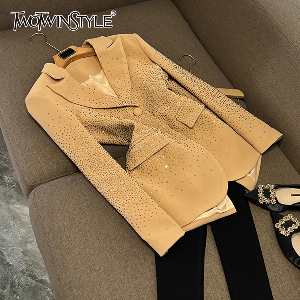 TWOTWINSTYLE темпераментные куртки с бриллиантами для женщин, дизайнерский пиджак с лацканами и длинными рукавами, женский модный стиль, новинка KJA534367
TWOTWINSTYLE темпераментные куртки с бриллиантами для женщин, дизайнерский пиджак с лацканами и длинными рукавами, женский модный стиль, новинка KJA534367