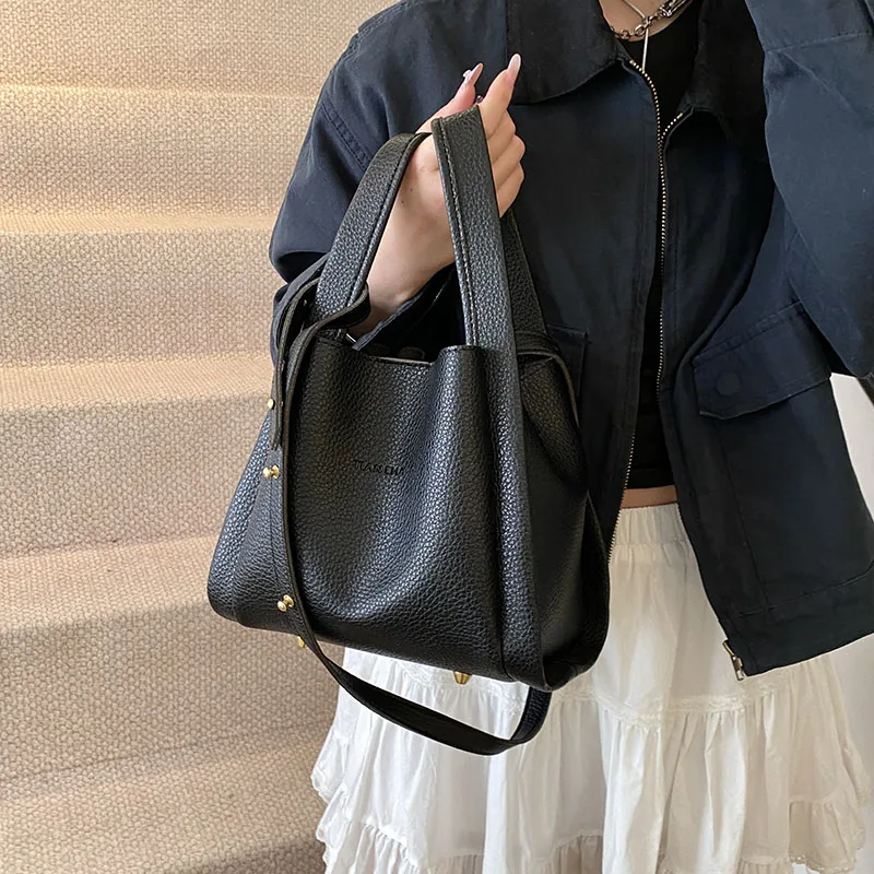 New Simple Versatile Women's PU Leather Single Shoulder Crossbody Bag Fashion Trendy Commuting Storage Bucket Bags
New Simple Versatile Women's PU Leather Single Shoulder Crossbody Bag Fashion Trendy Commuting Storage Bucket Bags 