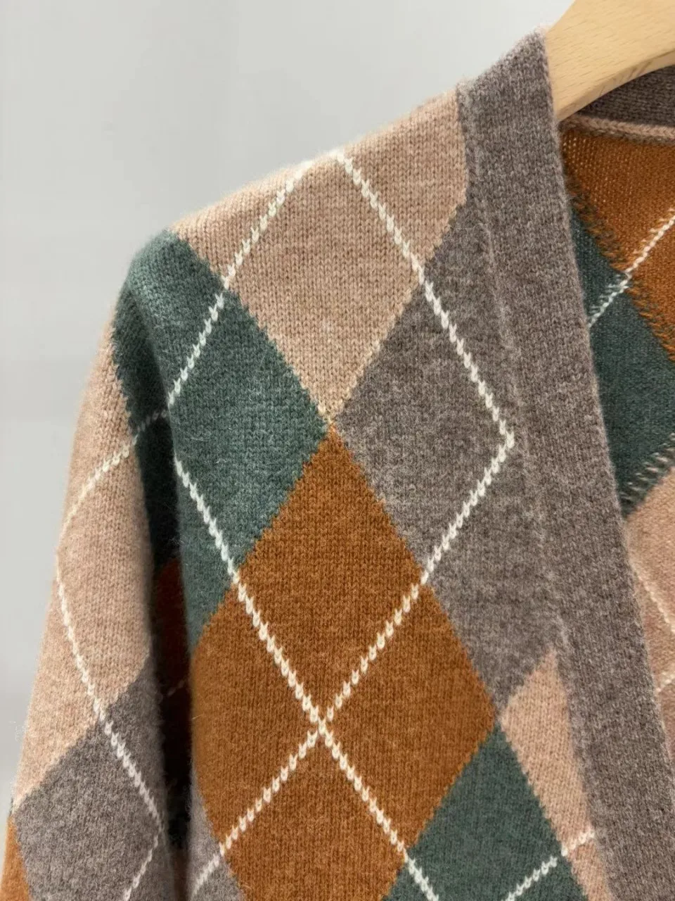 Women High Quality New Arrival Worsted Cashmere Wool Vintage Diamond Plaid Sweater
Women High Quality New Arrival Worsted Cashmere Wool Vintage Diamond Plaid Sweater