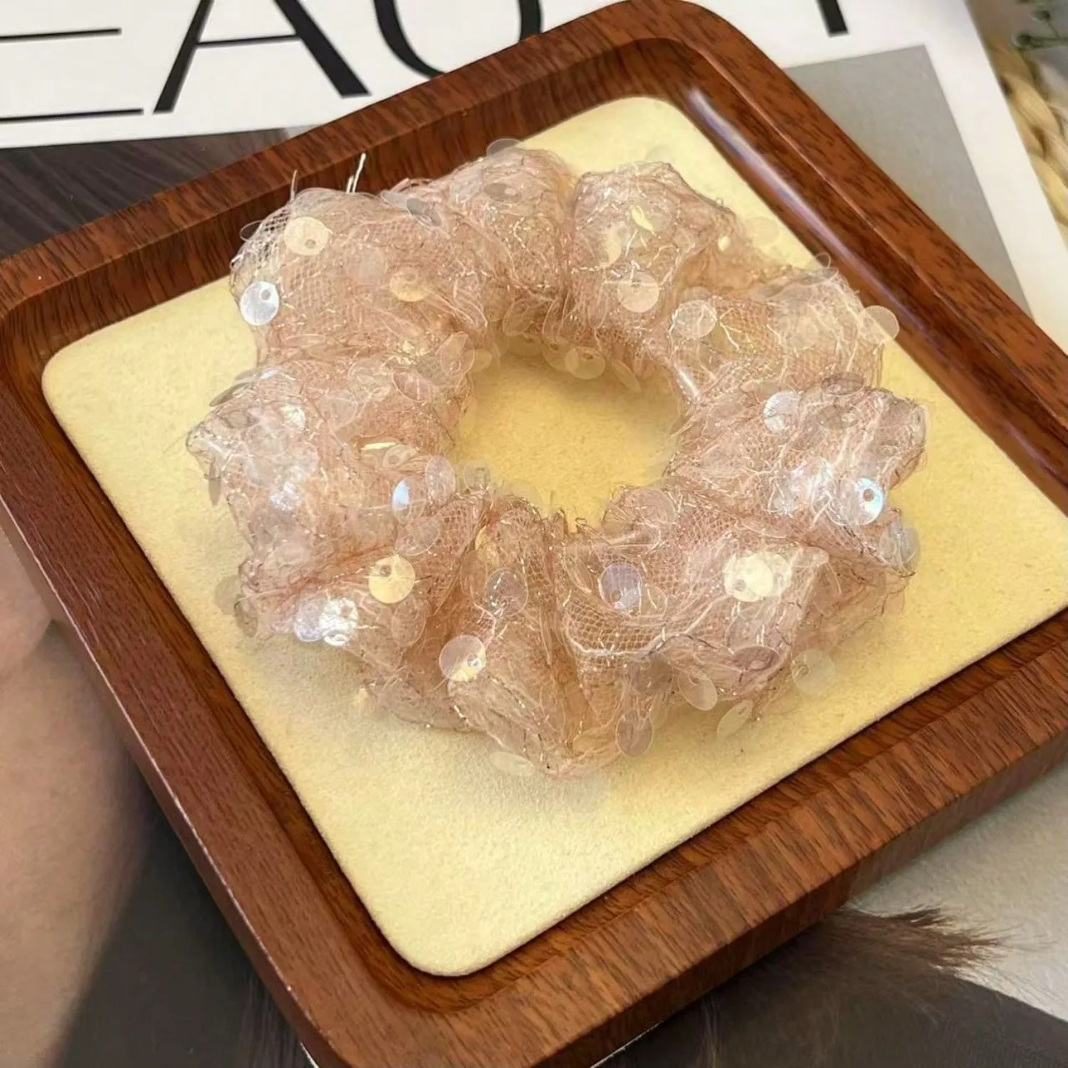 1pc Spring/Summer New Sequin Handmade Scrunchie Hair Tie Headband Hair Accessory Suitable For Daily Wear
1pc Spring/Summer New Sequin Handmade Scrunchie Hair Tie Headband Hair Accessory Suitable For Daily Wear