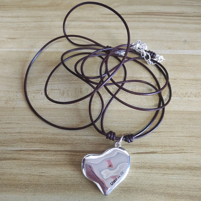 Exquisite and fashionable heart-shaped pendant leather rope necklace with niche design, suitable for Valentine's Day gift
Exquisite and fashionable heart-shaped pendant leather rope necklace with niche design, suitable for Valentine's Day gift