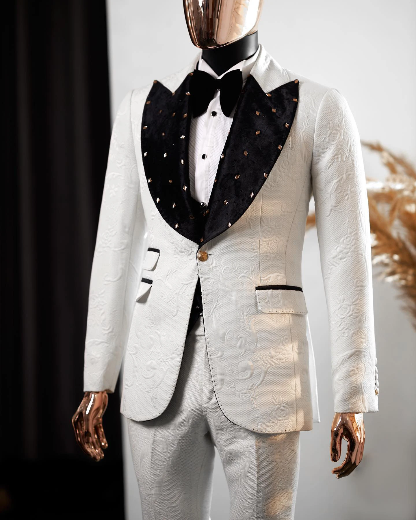 Men's Suits Tailored 2 Pieces Jacquard Blazer Pants One Button Wedding Velvet Peaked Lapel Crystals Formal Custom Made Plus Size
Men's Suits Tailored 2 Pieces Jacquard Blazer Pants One Button Wedding Velvet Peaked Lapel Crystals Formal Custom Made Plus Size