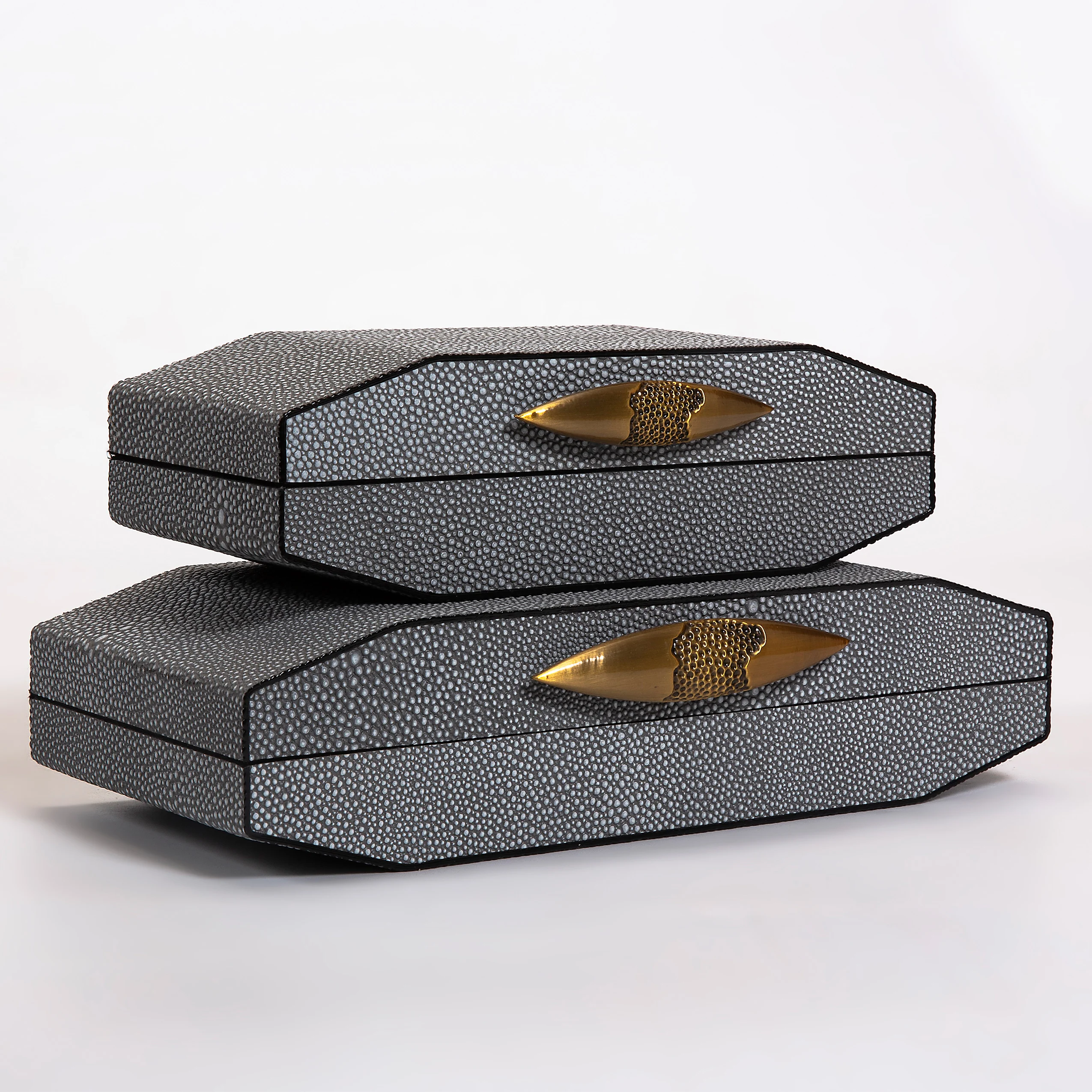 European Style Custom Hardware Real Leather Shagreen Lacquer Wooden Jewelry Box Custom Shape Polygon Storage Home Decoration
European Style Custom Hardware Real Leather Shagreen Lacquer Wooden Jewelry Box Custom Shape Polygon Storage Home Decoration