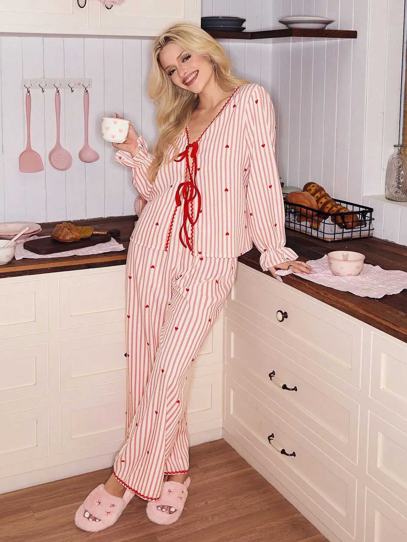 Розовый пижамный комплект с V-образным вырезом, принтом в полоску и сердечки, завязками спереди и рюшами на манжетах
Розовый пижамный комплект с V-образным вырезом, принтом в полоску и сердечки, завязками спереди и рюшами на манжетах