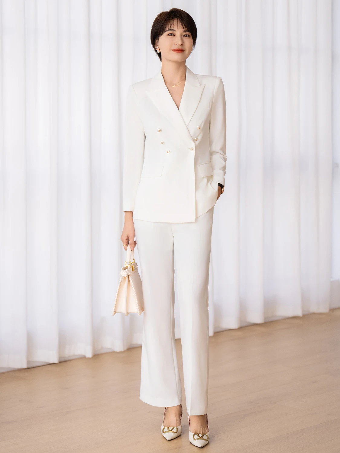 Профессиональный деловой костюм для женщин: модный элегантный белый комплект из двух предметов для работы, осень-зима, новинка от Jiang Feifei
Профессиональный деловой костюм для женщин: модный элегантный белый комплект из двух предметов для работы, осень-зима, новинка от Jiang Feifei