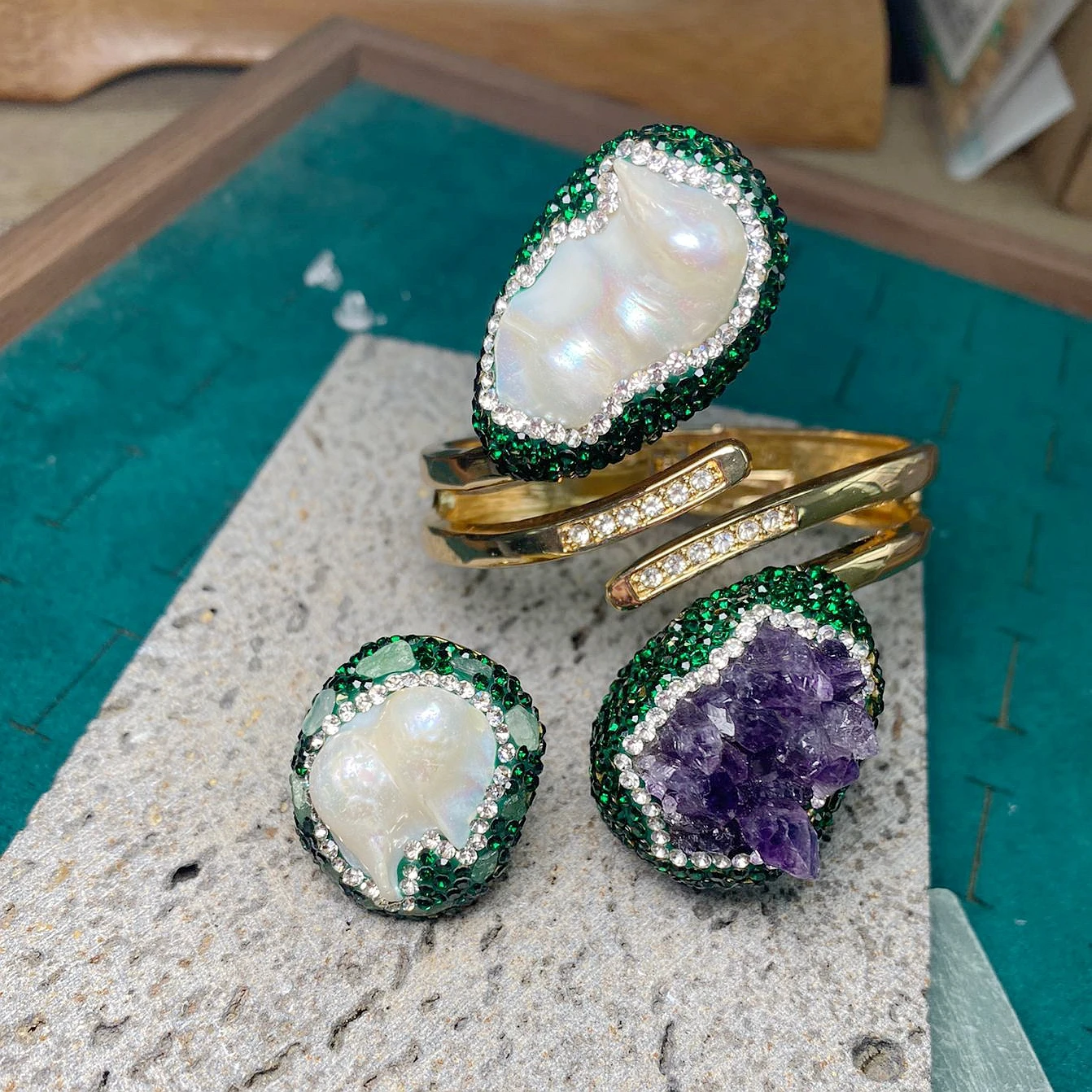 Raw Amethyst Baroque Freshwater Pearl Jewelry Set Cuff Bracelet Bangle Finger Rings with Peacock Green Rhinestone for Women
Raw Amethyst Baroque Freshwater Pearl Jewelry Set Cuff Bracelet Bangle Finger Rings with Peacock Green Rhinestone for Women
