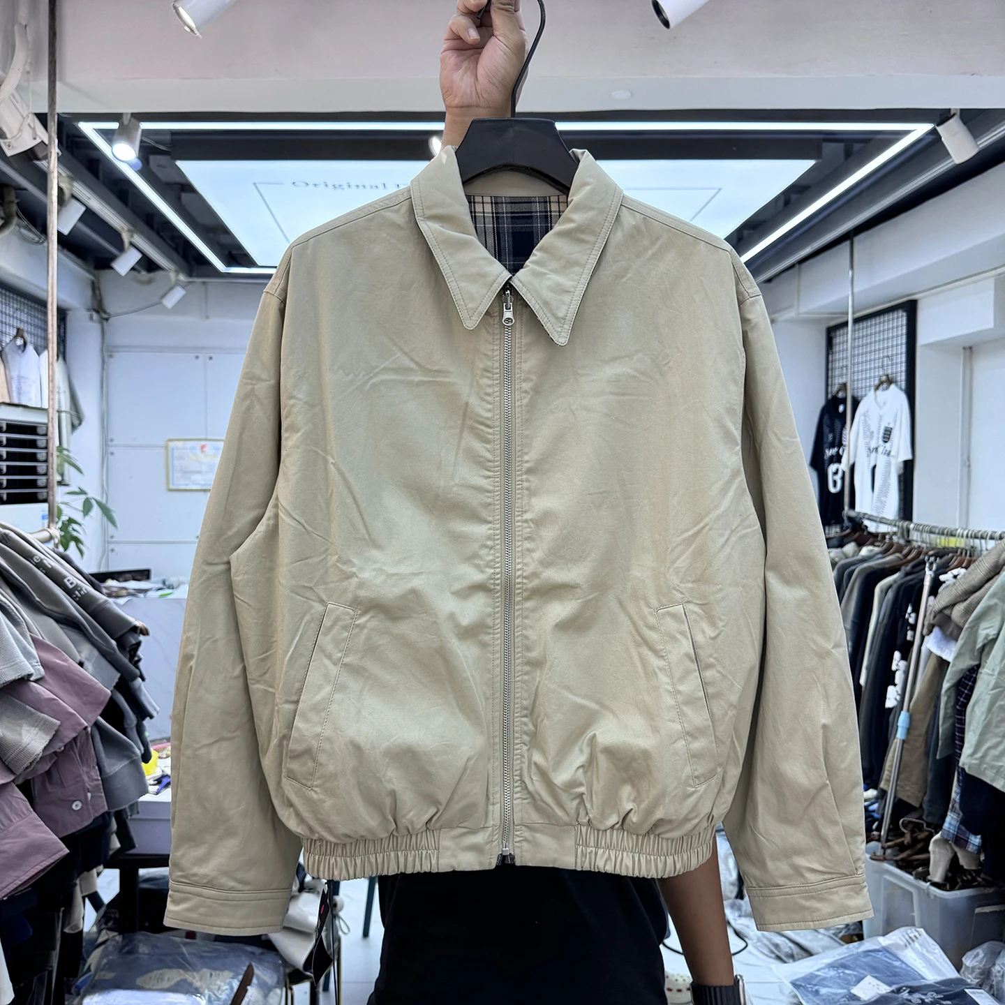 Двустороннее носимое клетчатое пальто на молнии с воротником-молнией, свободное повседневное пальто для работы, осеннее новое пальто с откидным воротником в стиле ретро
Двустороннее носимое клетчатое пальто на молнии с воротником-молнией, свободное повседневное пальто для работы, осеннее новое пальто с откидным воротником в стиле ретро