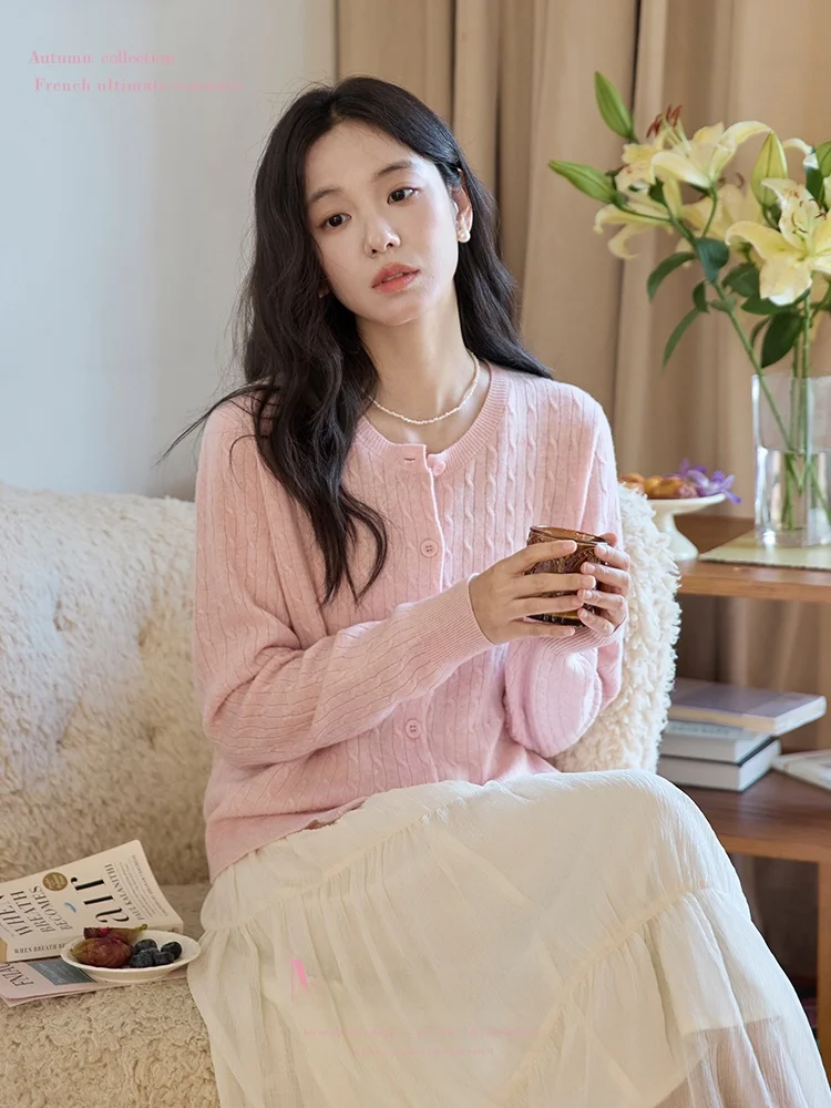 Женский вязаный шерстяной кардиган Moriirose, мягкий, прямого кроя, удлиненный, с круглым вырезом, винтажный, в стиле «lazy».
Женский вязаный шерстяной кардиган Moriirose, мягкий, прямого кроя, удлиненный, с круглым вырезом, винтажный, в стиле «lazy».