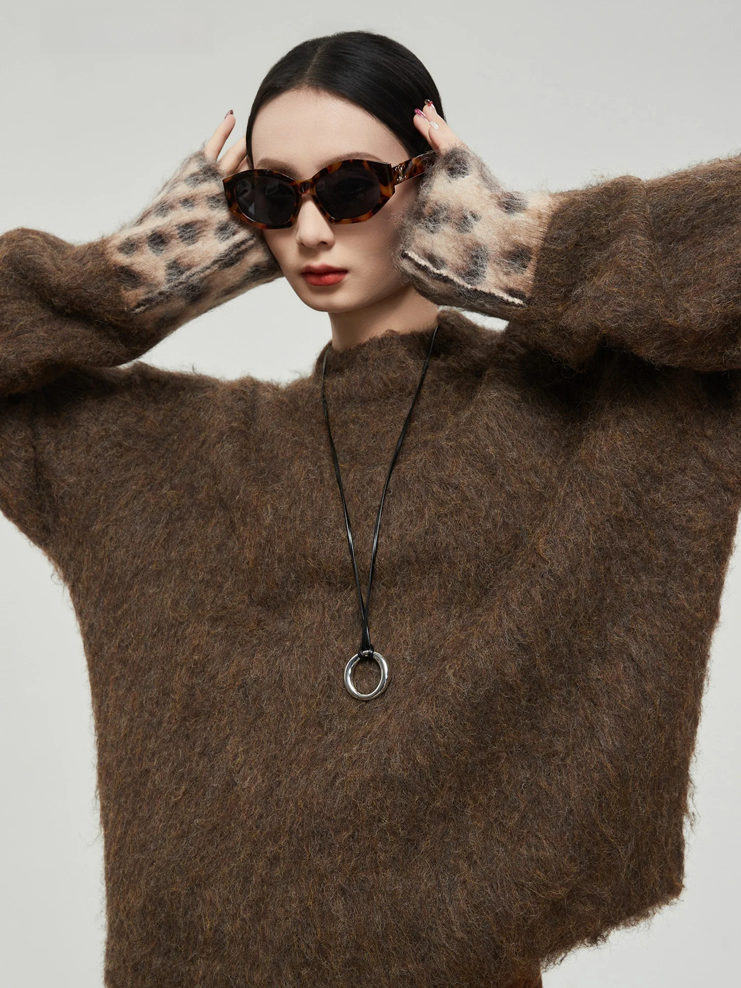 Модный коричневый свитер с леопардовым принтом и вставками из трикотажа, женский свободный корейский свитер, мягкий, пушистый, с ощущением роскоши, стильный топ
Модный коричневый свитер с леопардовым принтом и вставками из трикотажа, женский свободный корейский свитер, мягкий, пушистый, с ощущением роскоши, стильный топ